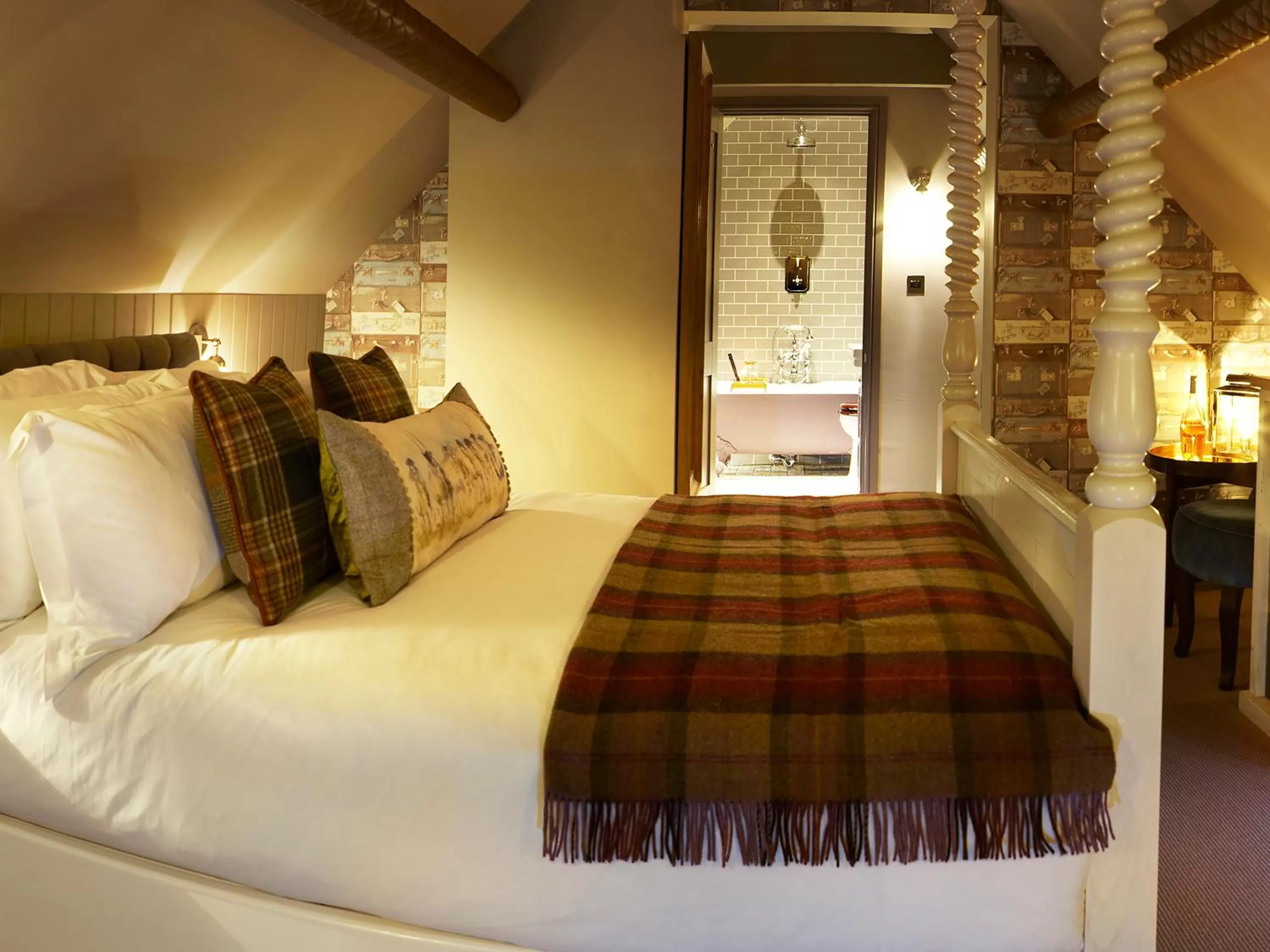 Shower, Bed in The Plough Inn & Cottages