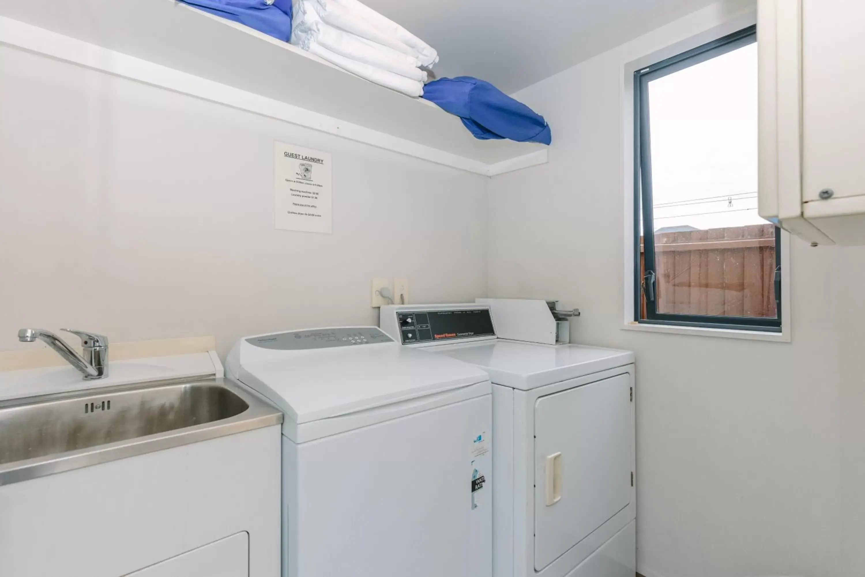 laundry, Kitchen/Kitchenette in Bella Vista Motel Dunedin