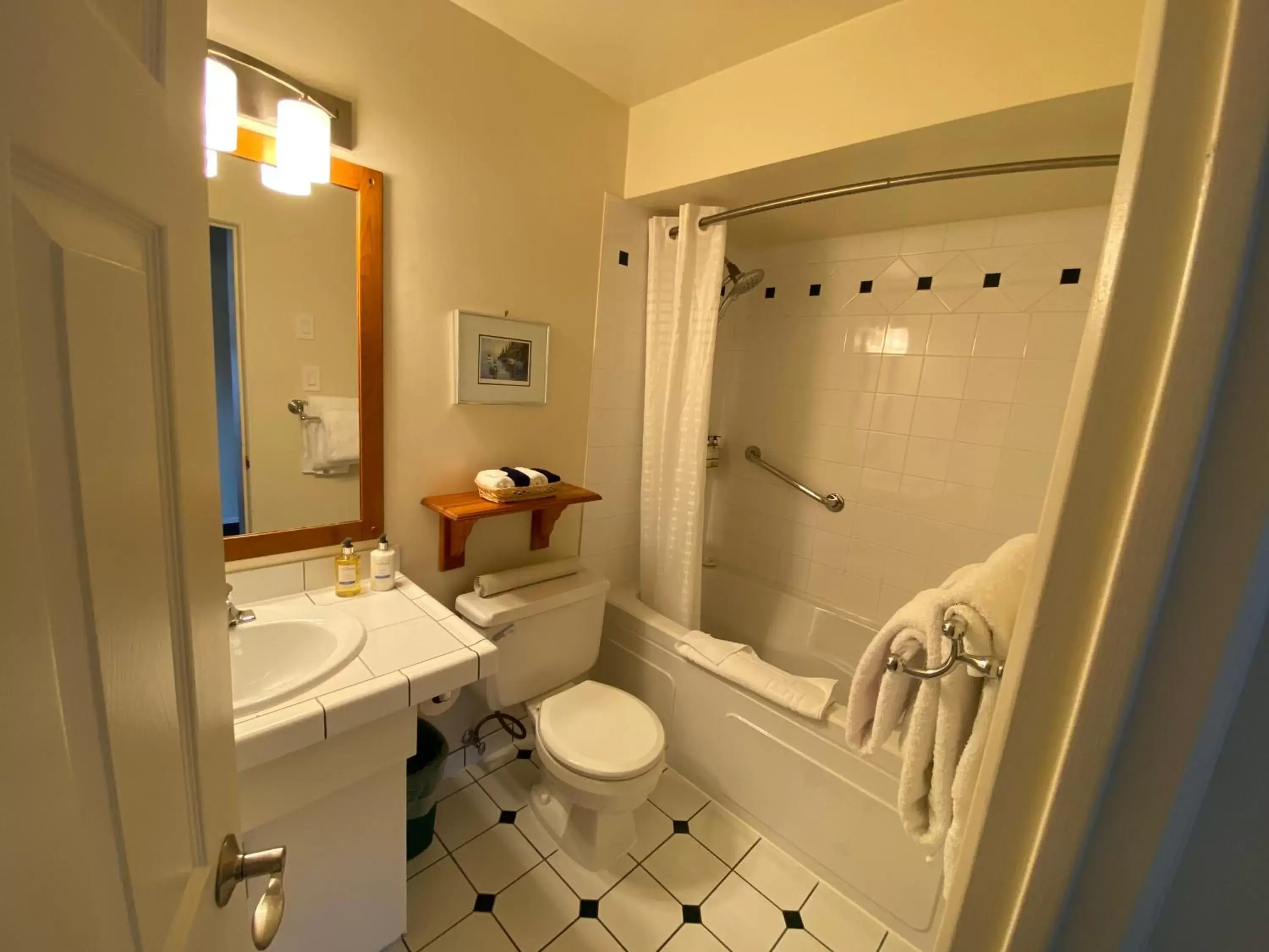 Toilet, Bathroom in Buccaneer Inn