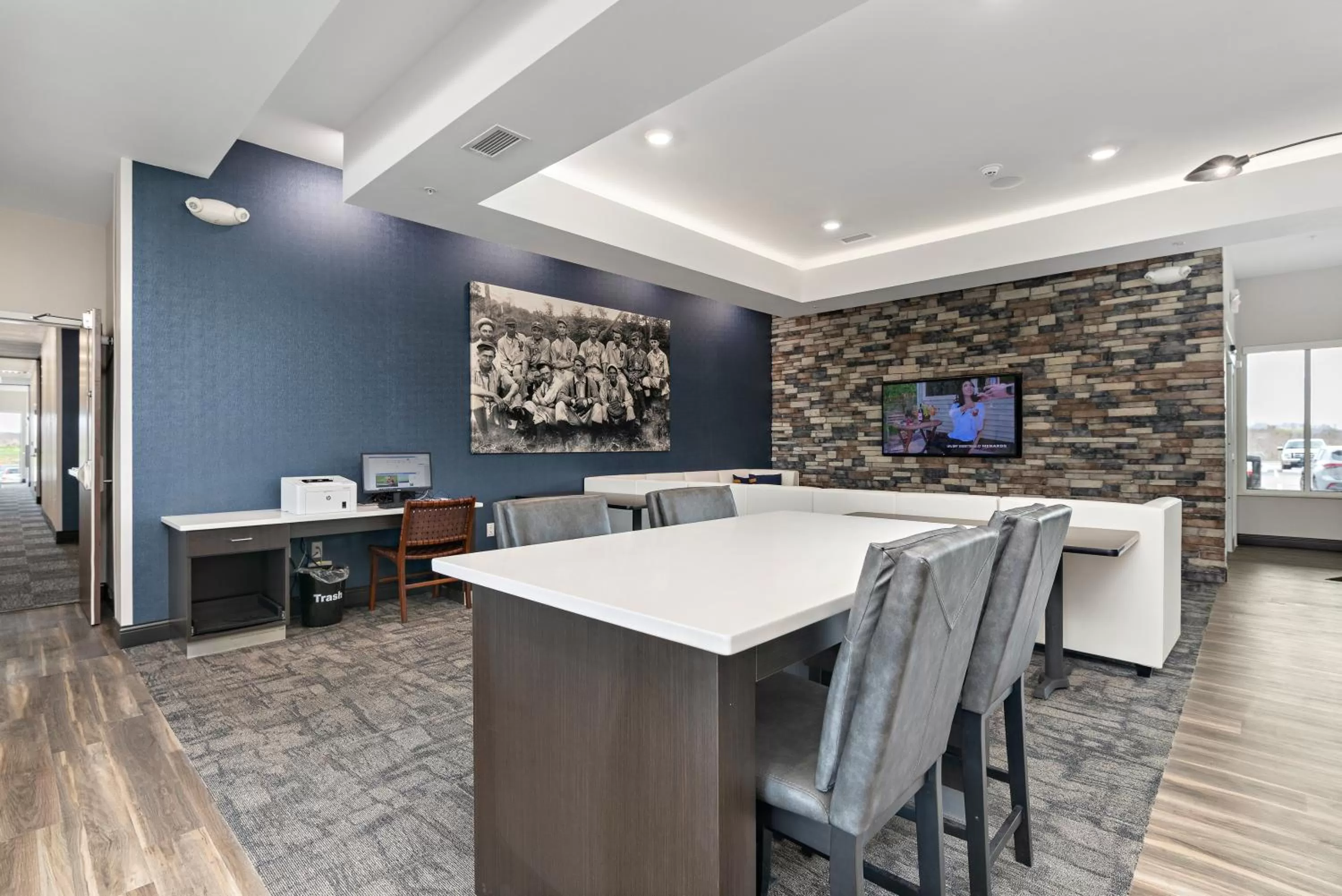Lobby or reception in Holiday Inn Express Kansas City North Parkville by IHG
