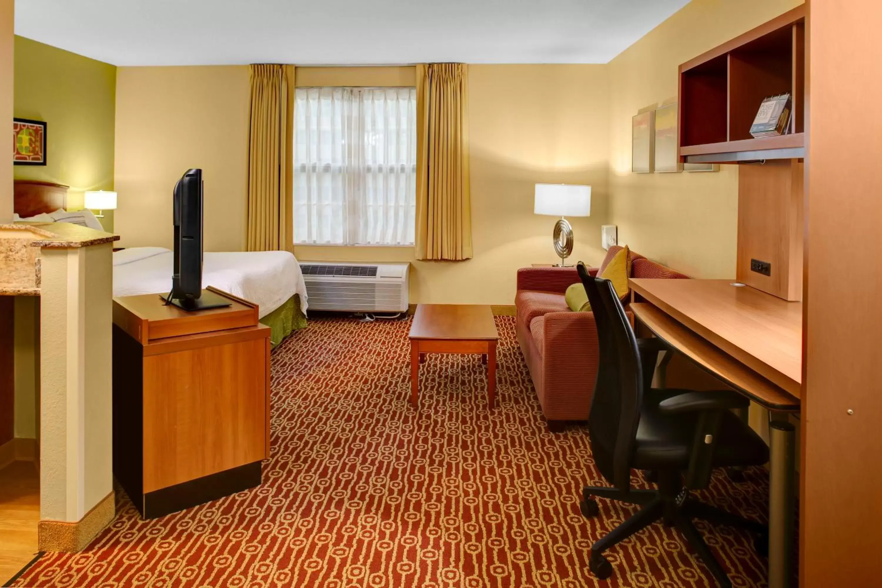 Seating area in Hawthorn Suites by Wyndham Cincinnati Northeast/Mason