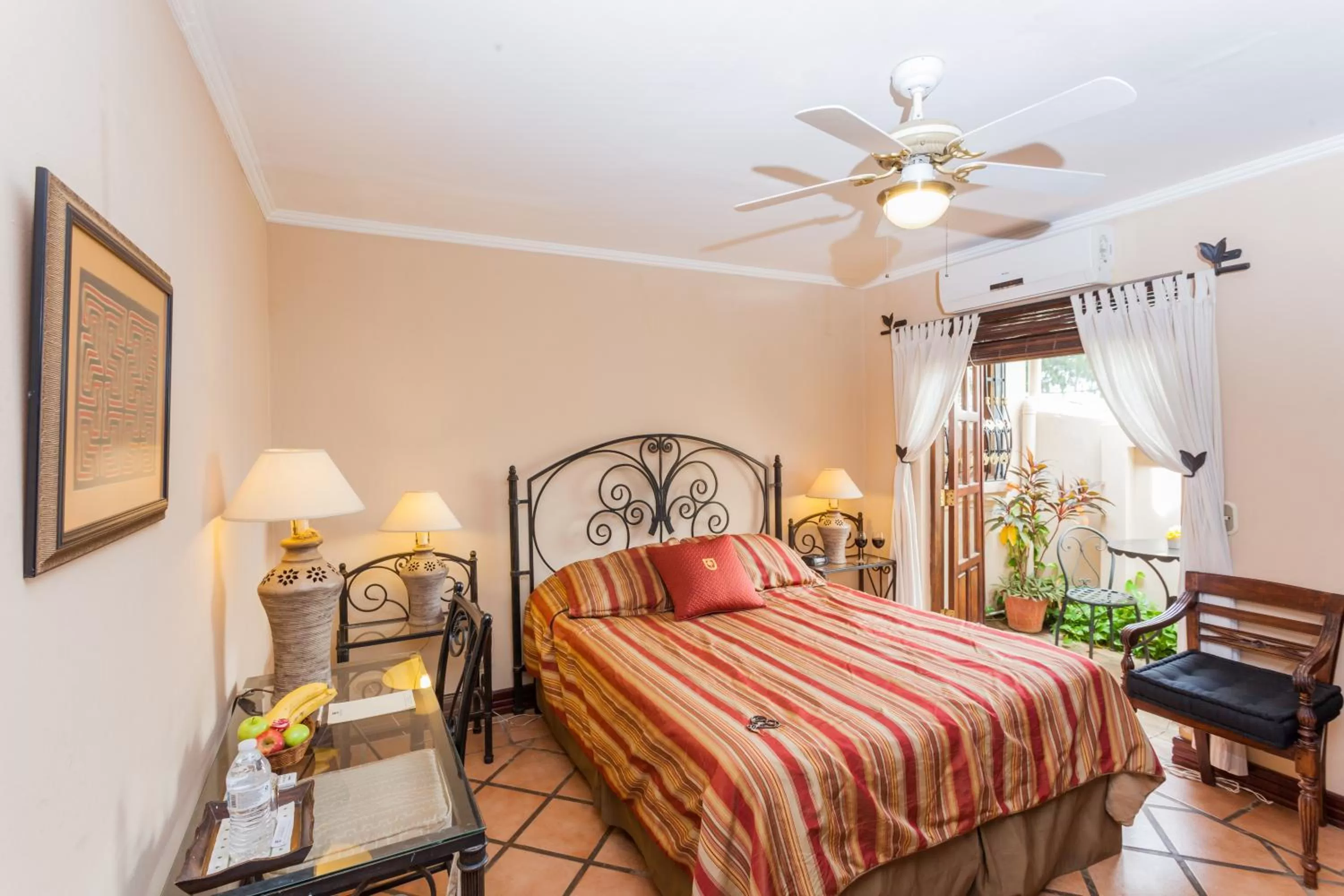 Bedroom, Bed in Hotel Los Robles, Managua, Nicaragua