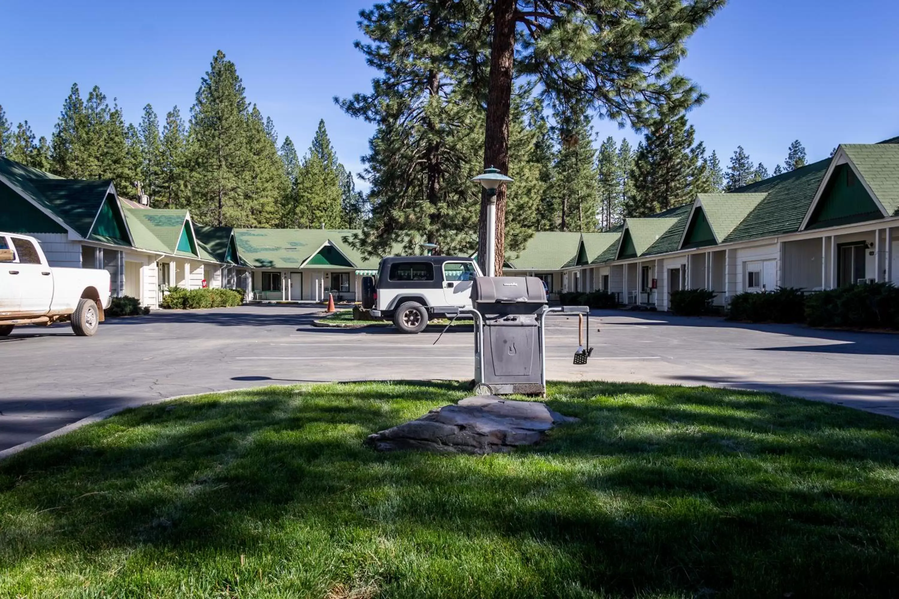 Property Building in Green Gables Motel & Suites