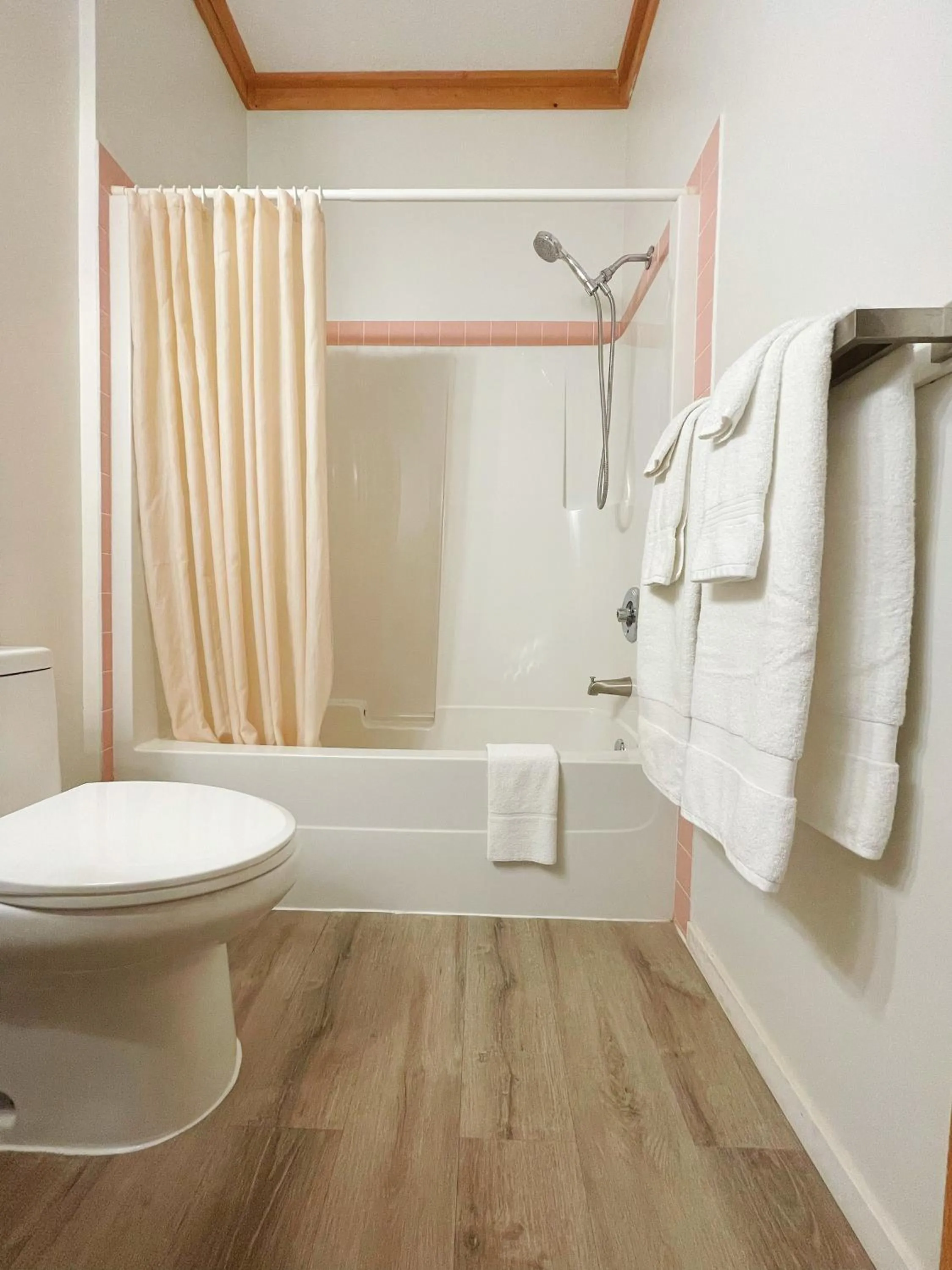 Bathroom in Bear's Claw Lodge