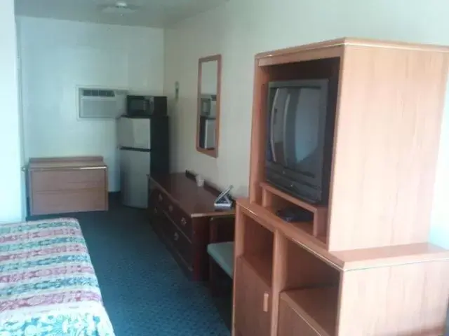 TV and multimedia, TV/Entertainment Center in Aaron Motel