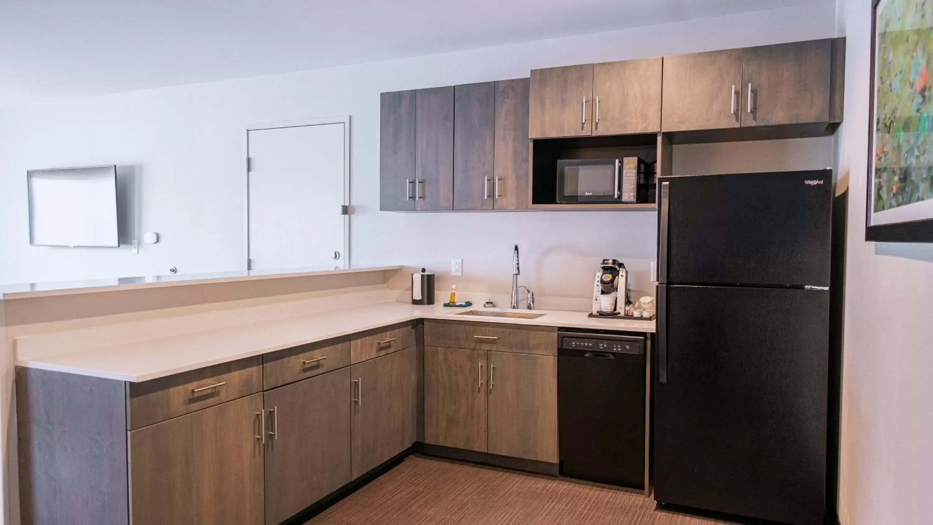 Photo of the whole room, Kitchen/Kitchenette in Holiday Inn & Suites Philadelphia W - Drexel Hill, an IHG Hotel