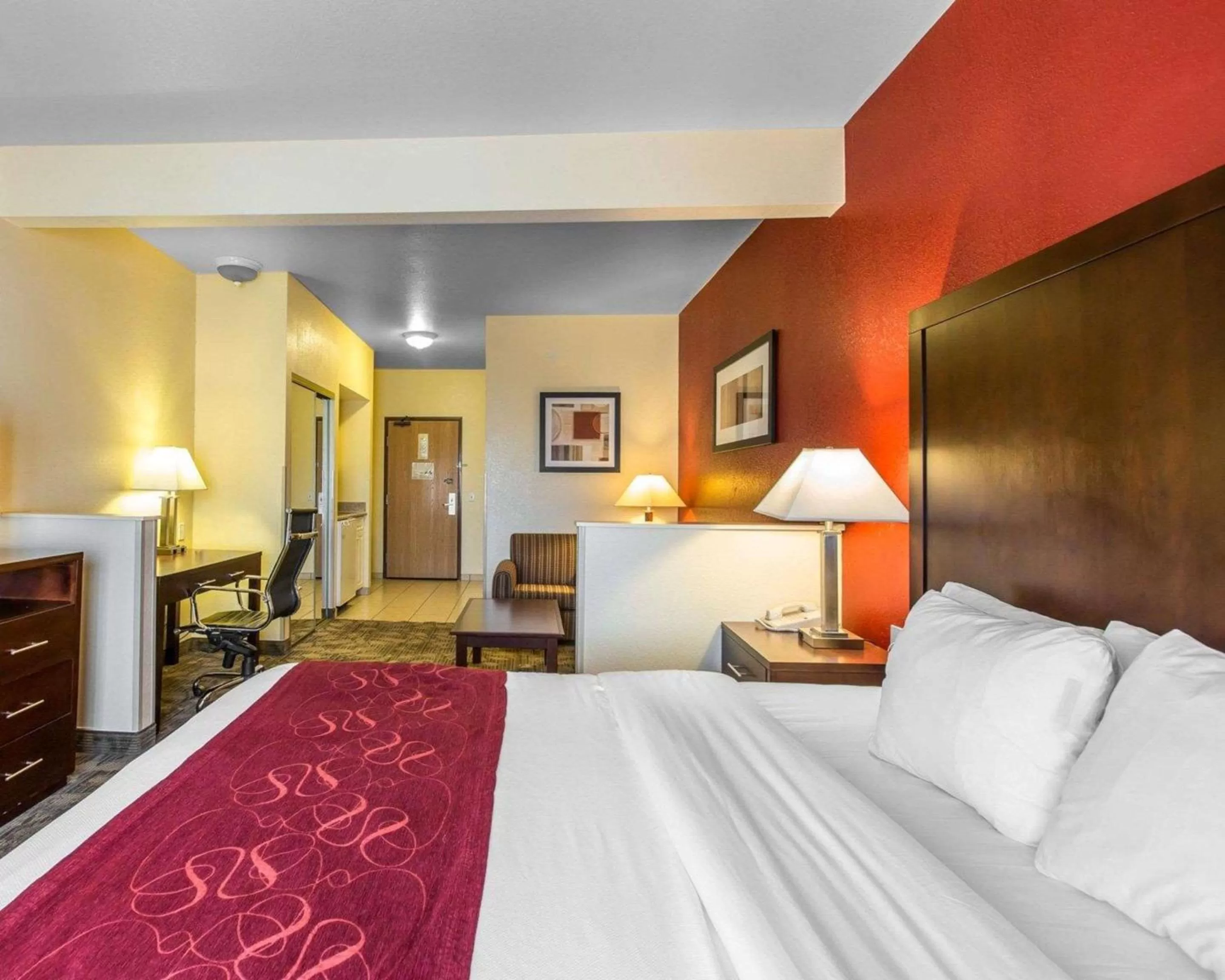 Photo of the whole room, Bed in Comfort Suites Palm Desert I-10