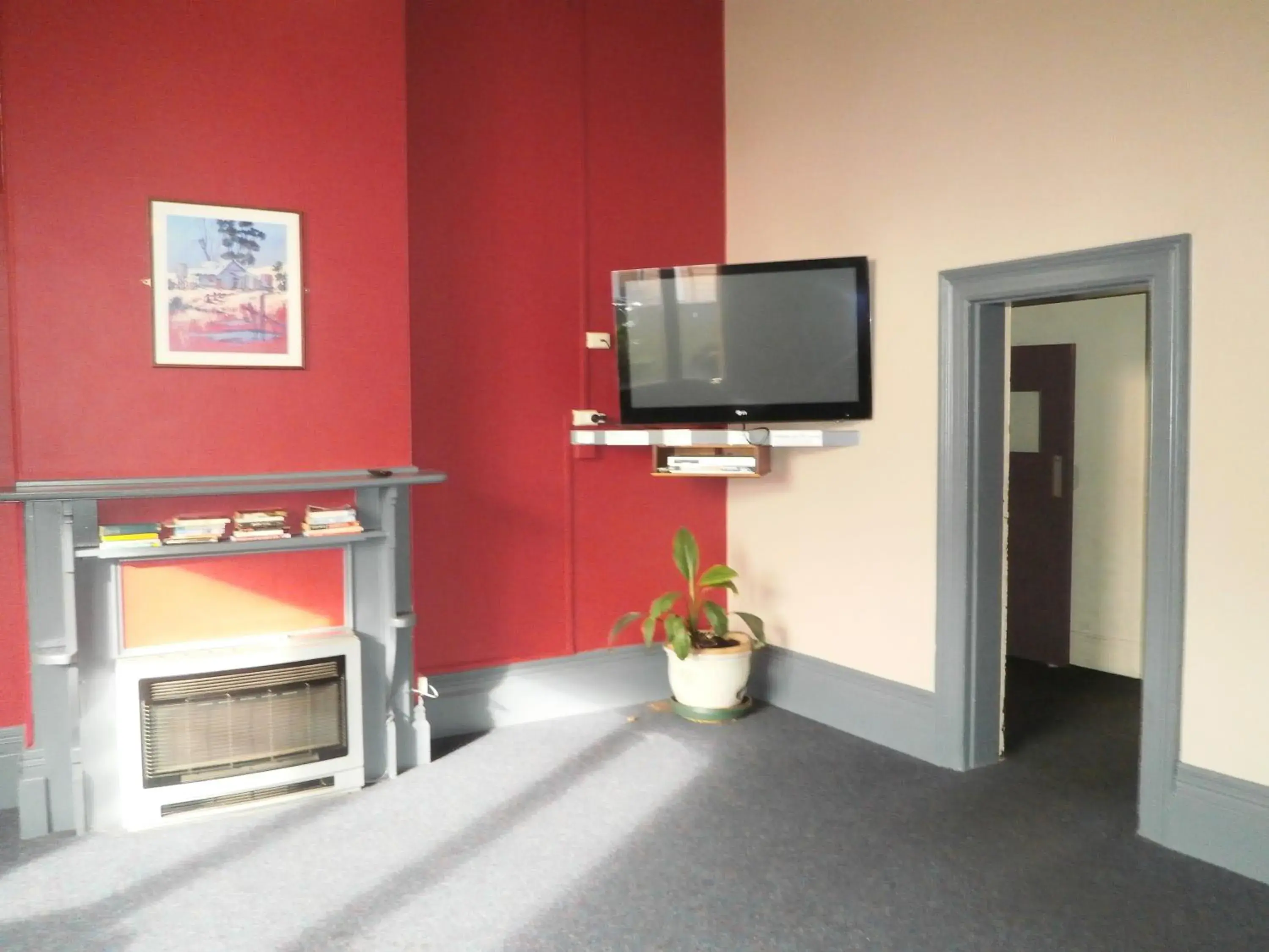 Communal lounge/ TV room, TV/Entertainment Center in Launceston Backpackers