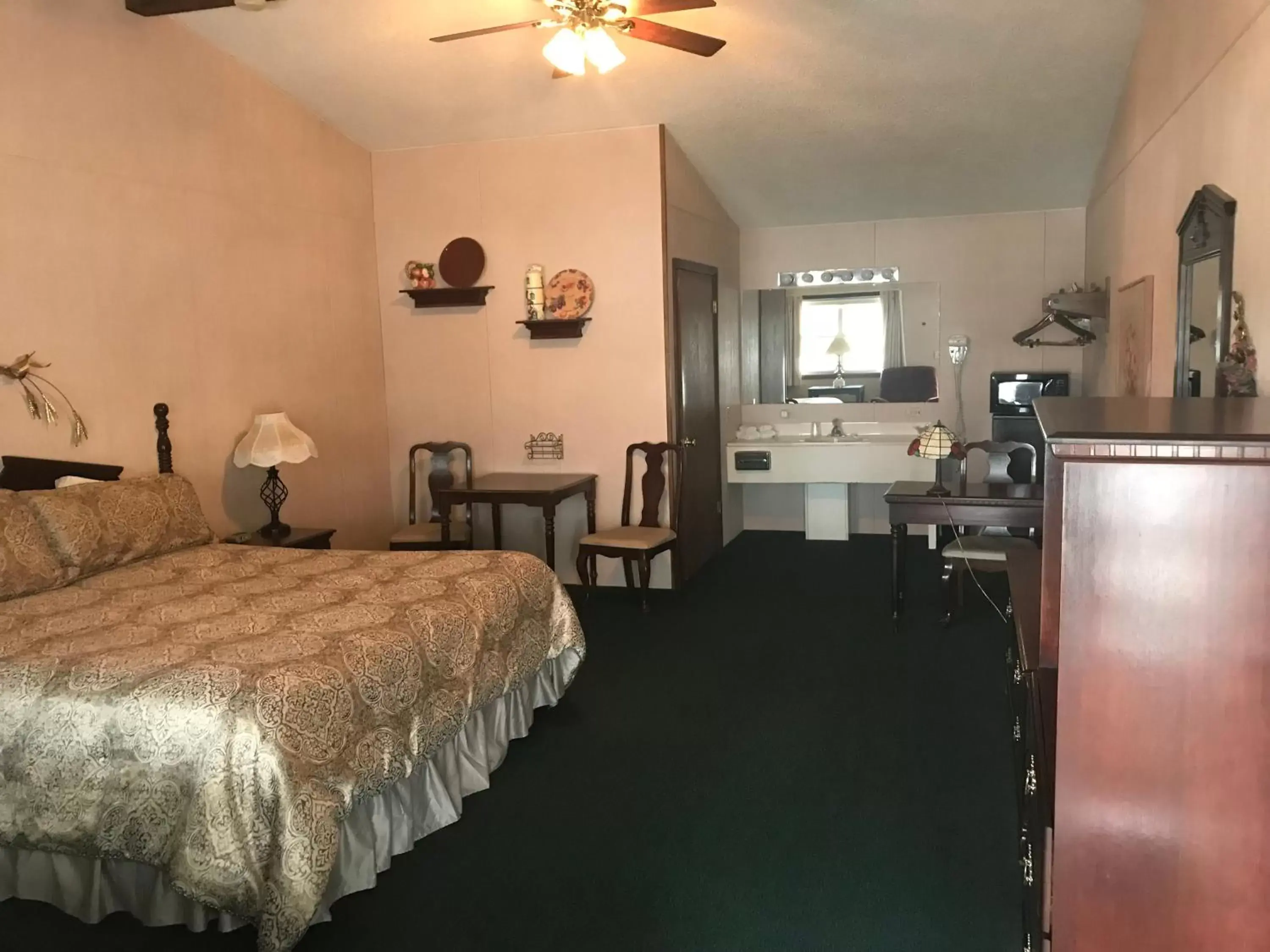 Bedroom in Longhouse Lodge Motel