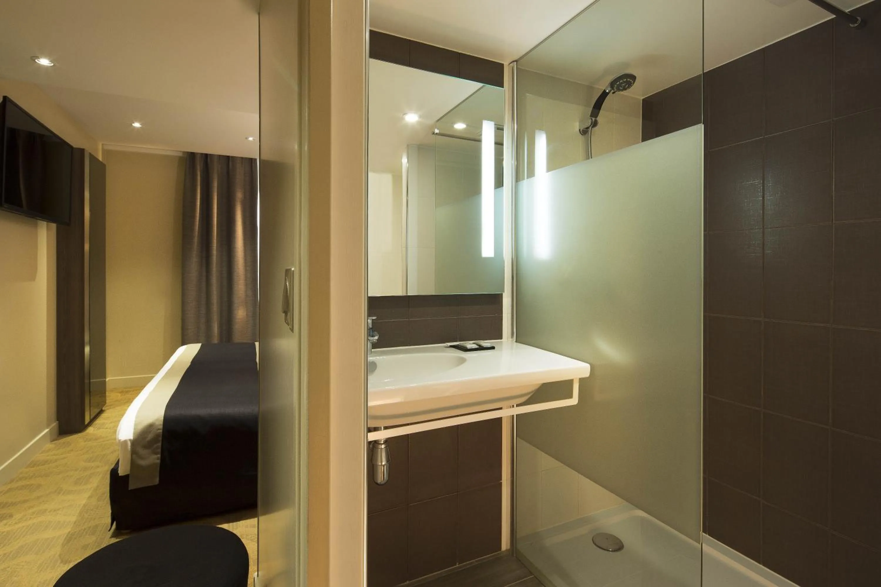 Photo of the whole room in Hôtel Brésil Opéra SPA