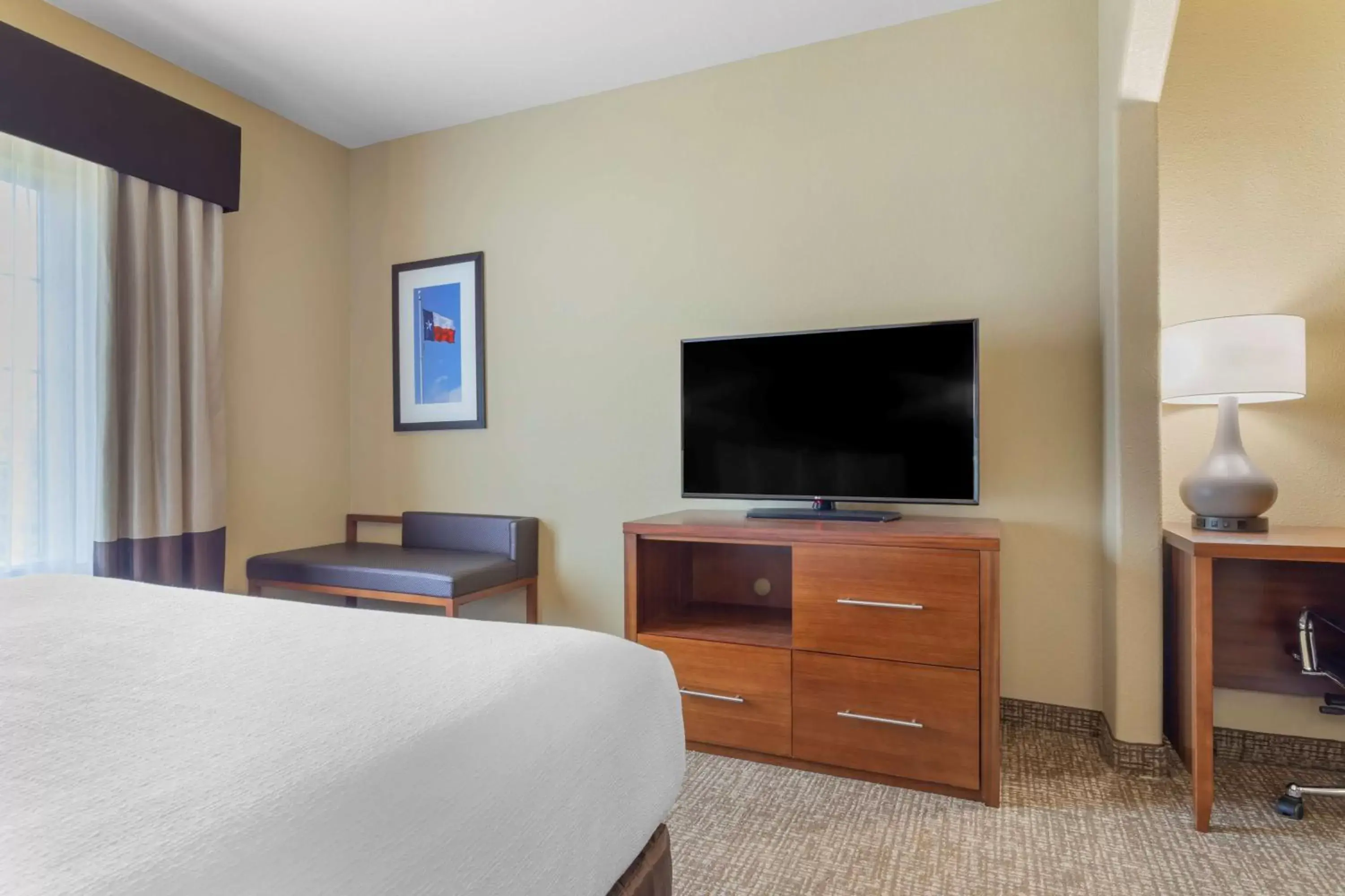 Photo of the whole room, TV/Entertainment Center in Best Western Texas City