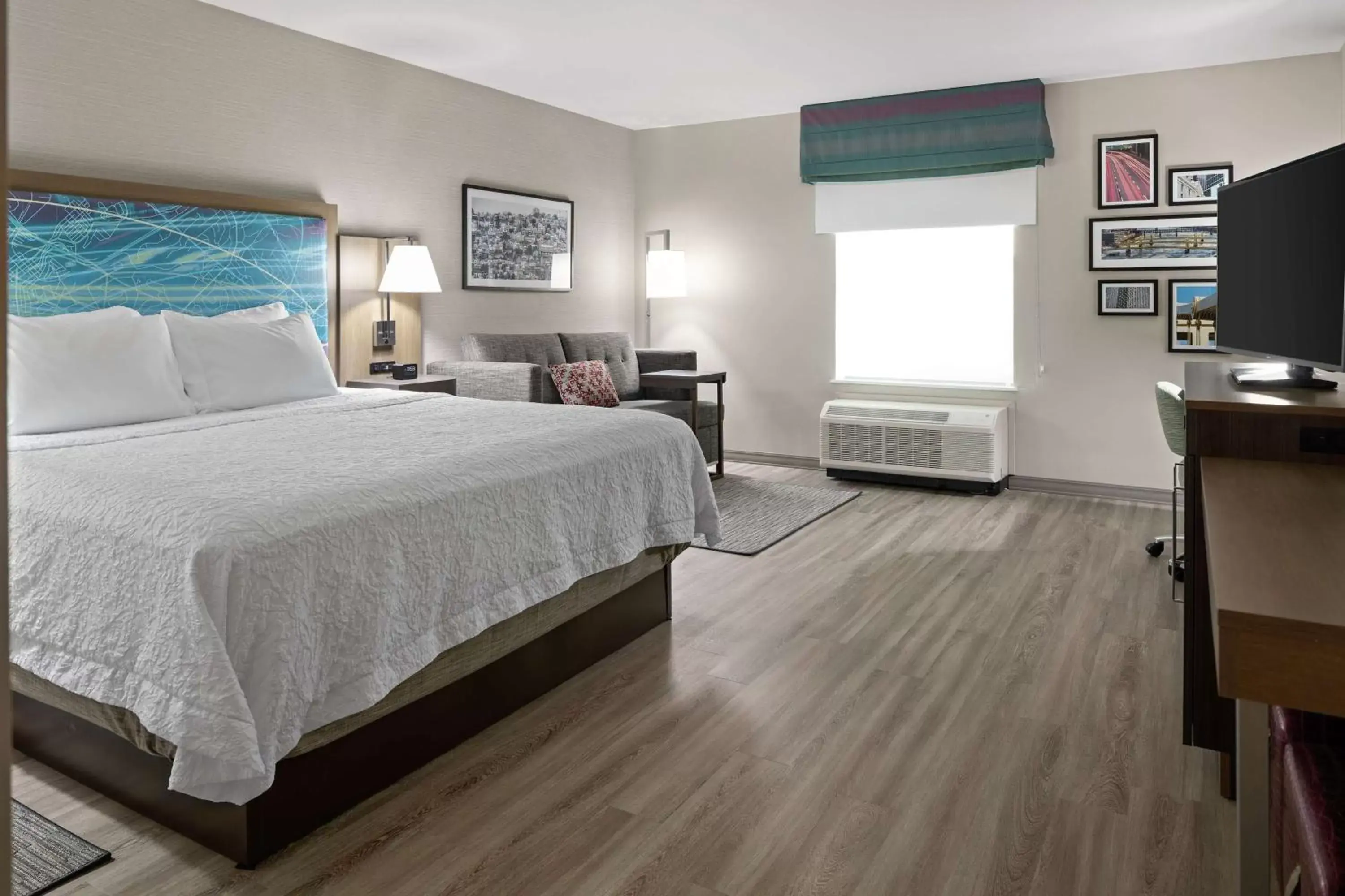 Bedroom, Bed in Hampton Inn & Suites Cranberry Township/Mars Bedroom, Bed in Hampton Inn & Suites Cranberry Township/Mars