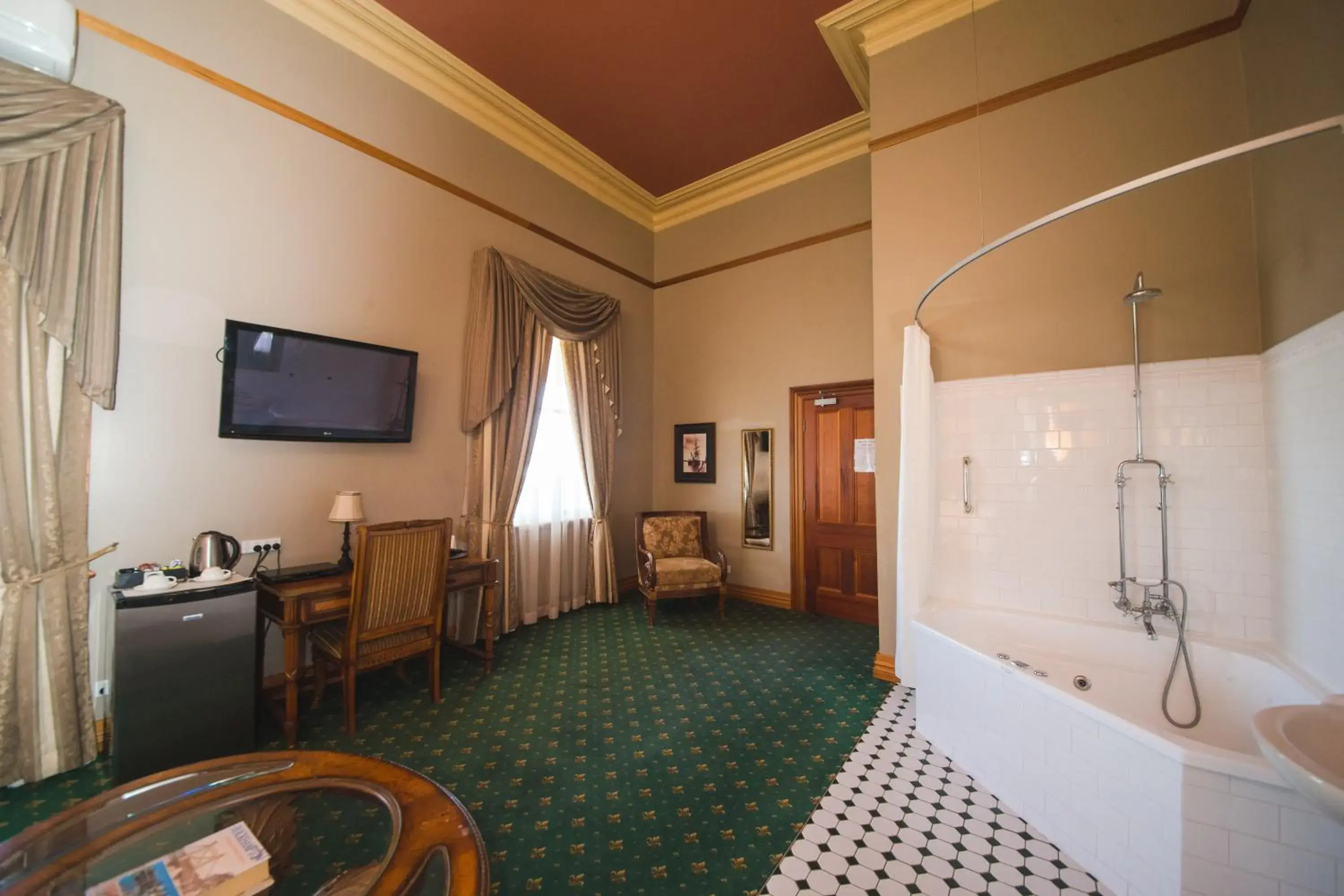 Seating area, TV/Entertainment Center in Denison Boutique Hotel