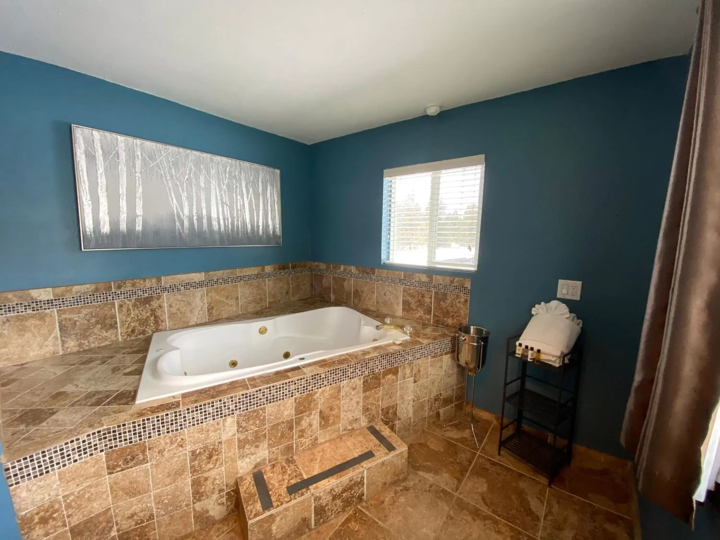 Hot Tub, Bathroom in Heavenly Inn Lake Tahoe