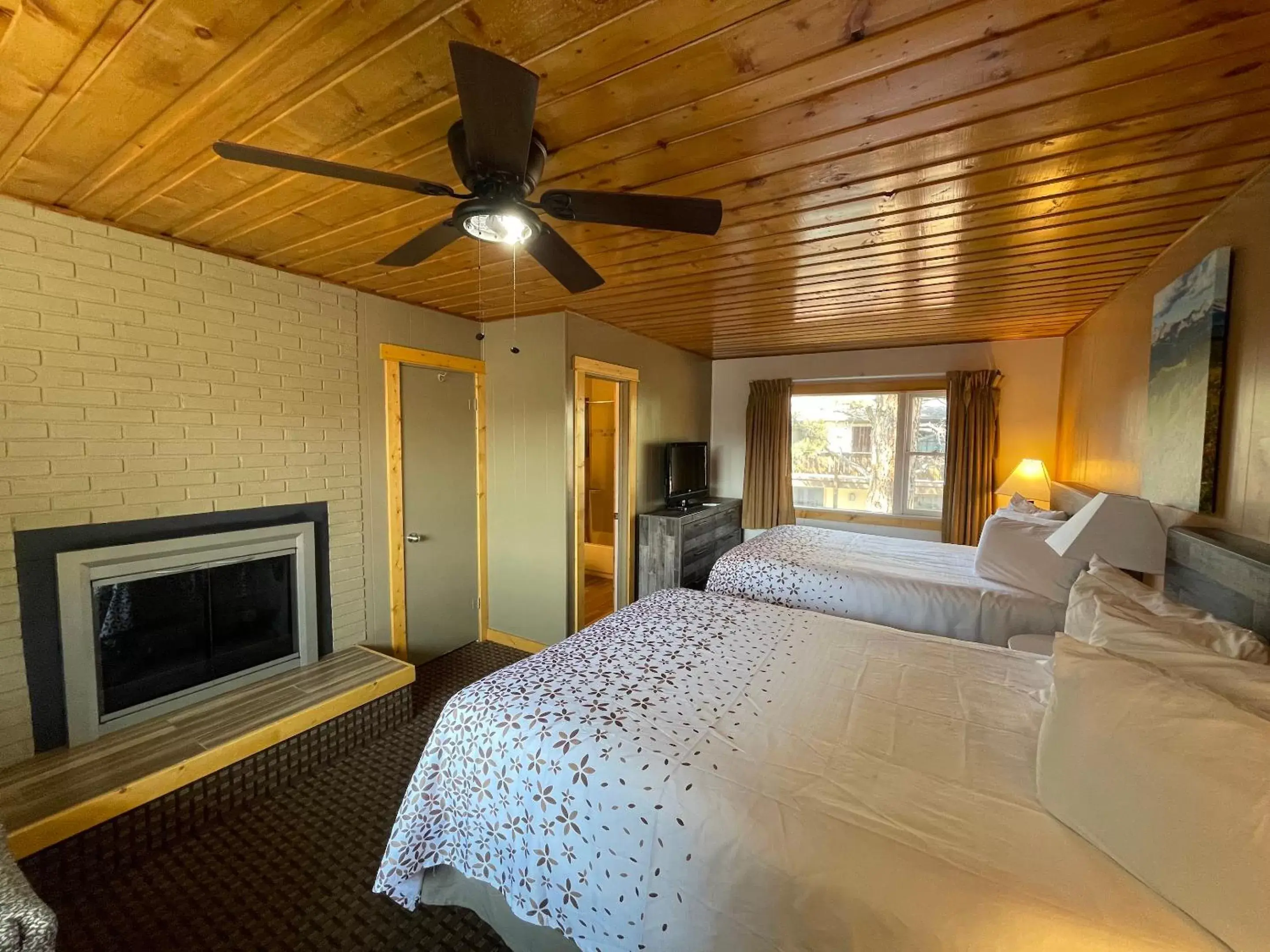 Photo of the whole room, Bed in Estes Mountain Inn