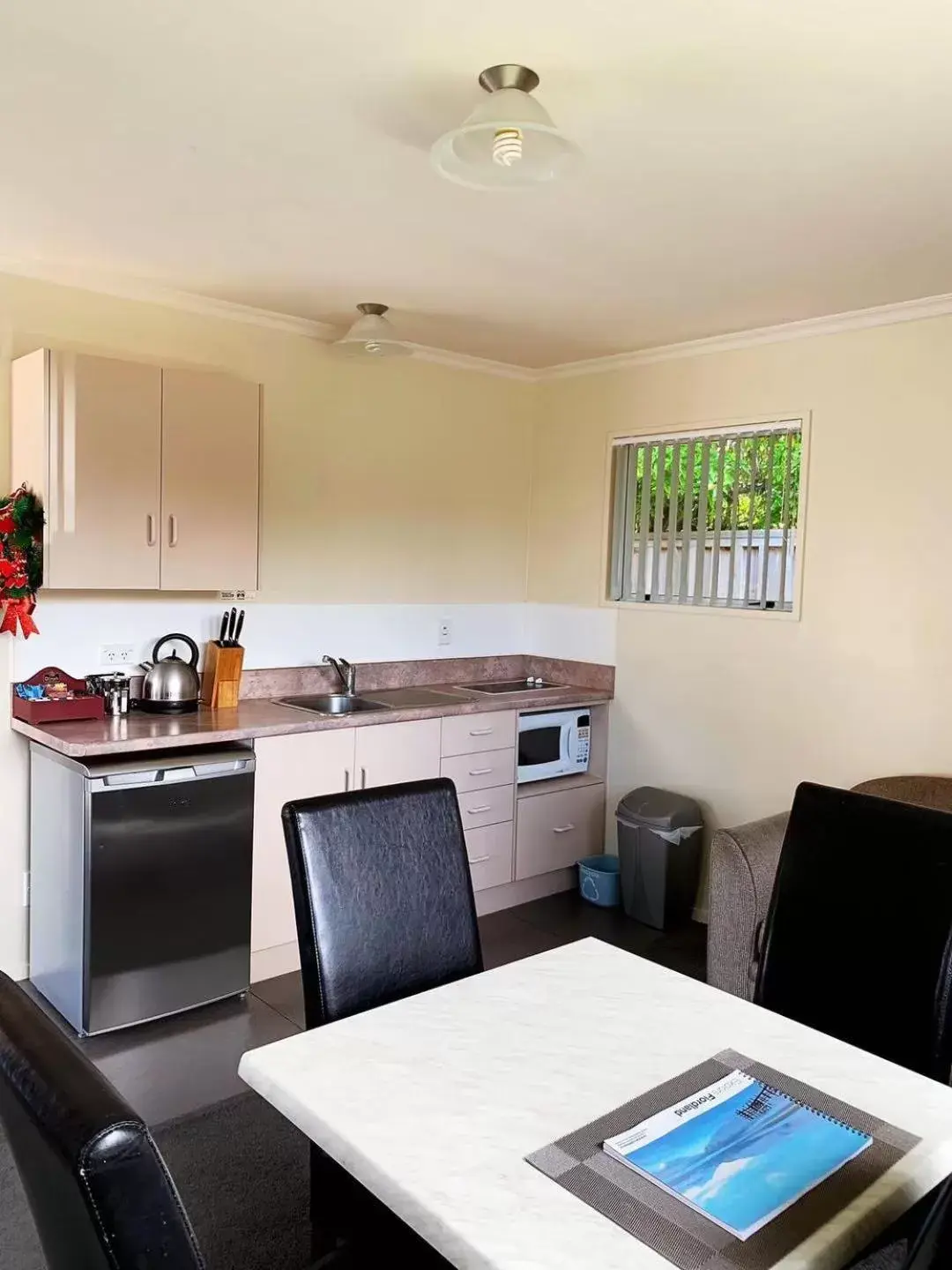 Kitchen/Kitchenette in Amber Court Motel