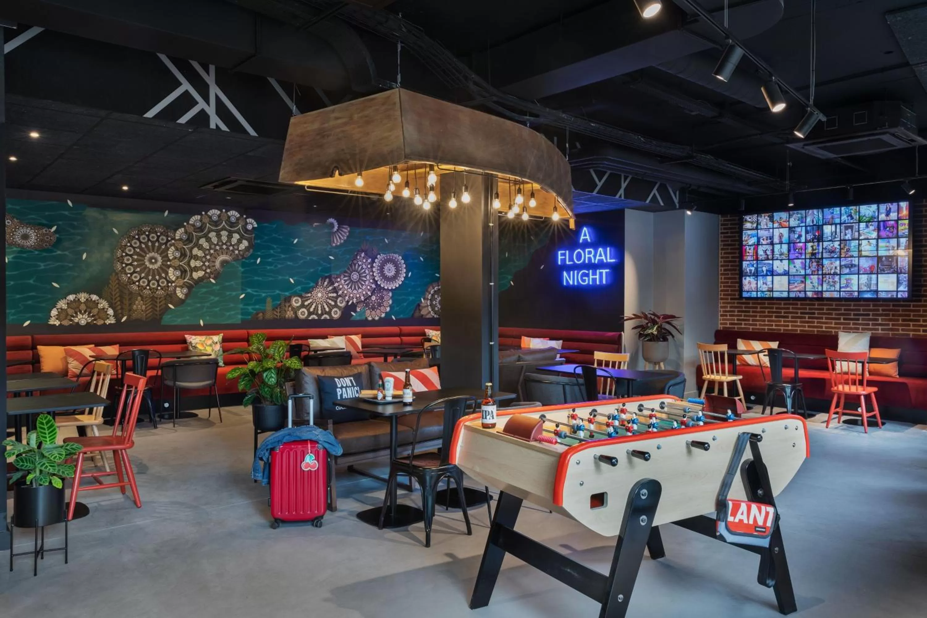 Lounge or bar in Moxy Amiens