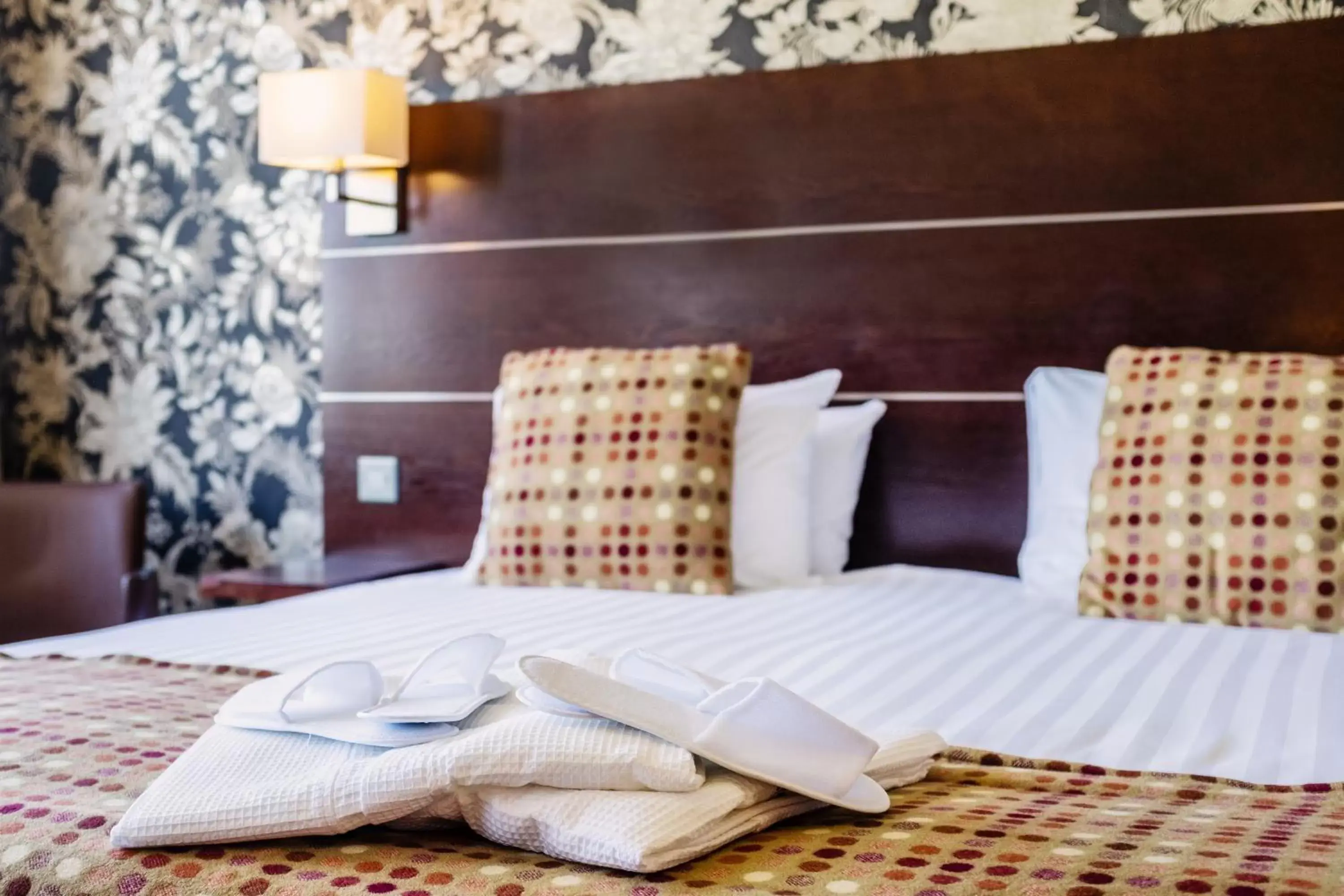 Bed in Mercure Maidstone Great Danes Hotel