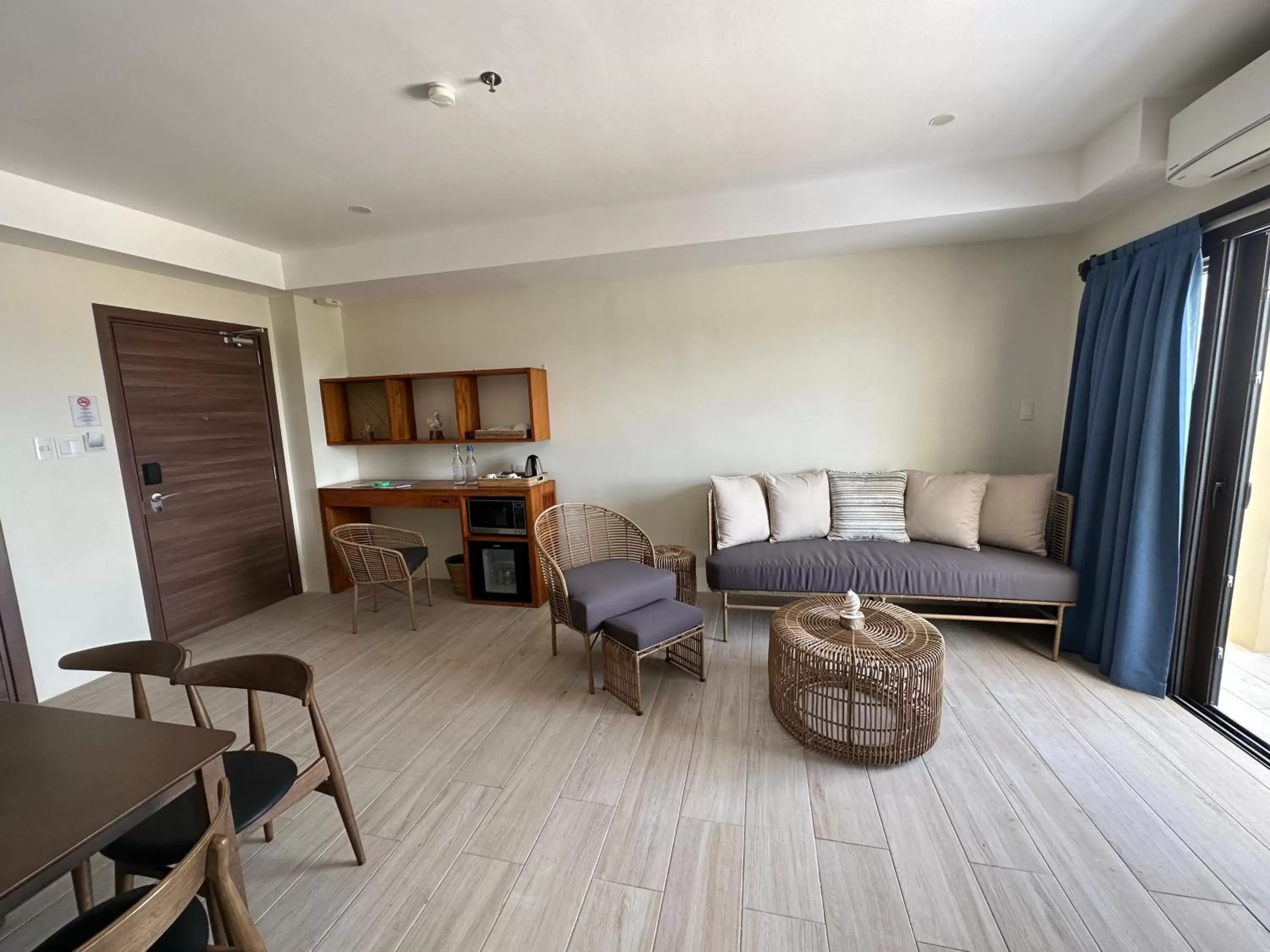 Living room, Seating Area in Bluewater Maribago Beach Resort