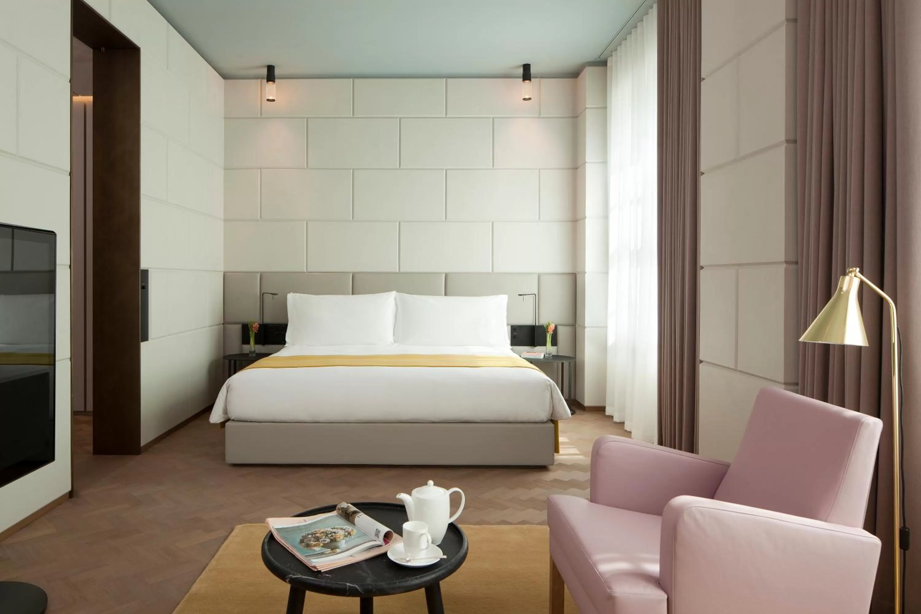 Photo of the whole room, Bed in Hotel Cafe Royal