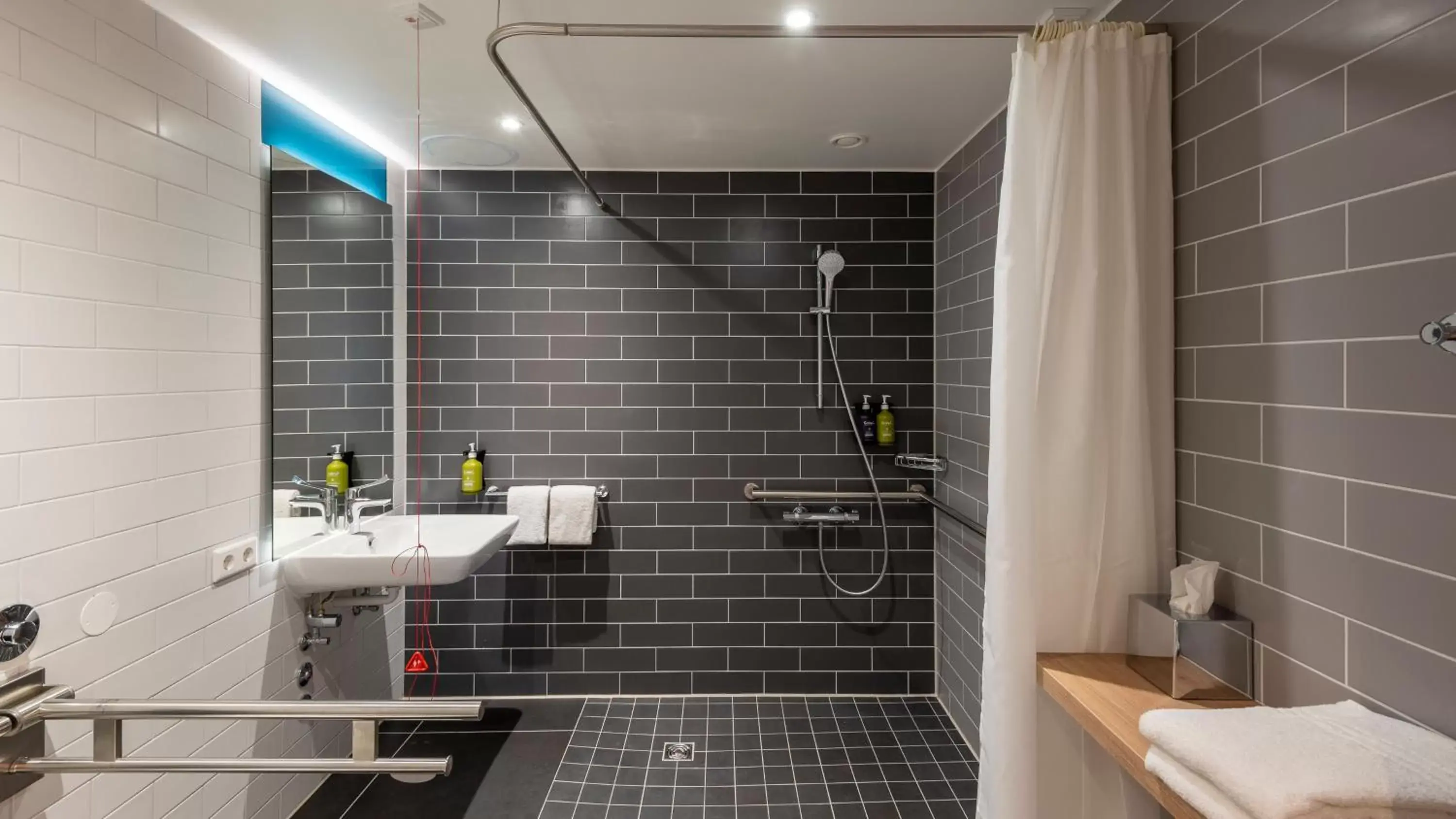 Photo of the whole room, Bathroom in Holiday Inn Express - Krefeld - Dusseldorf, an IHG Hotel