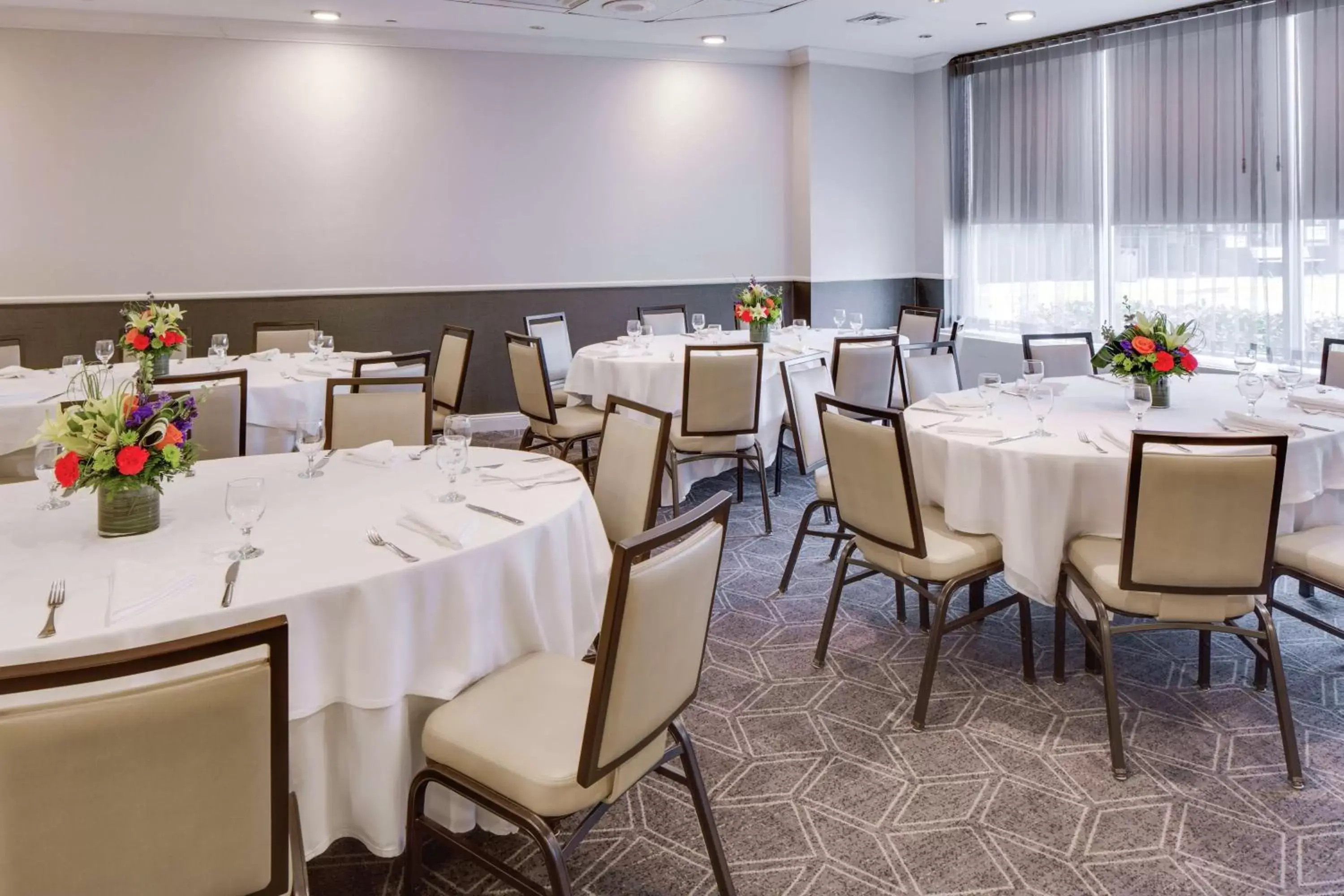 Meeting/conference room, Restaurant/Places to Eat in Hilton Newark Airport