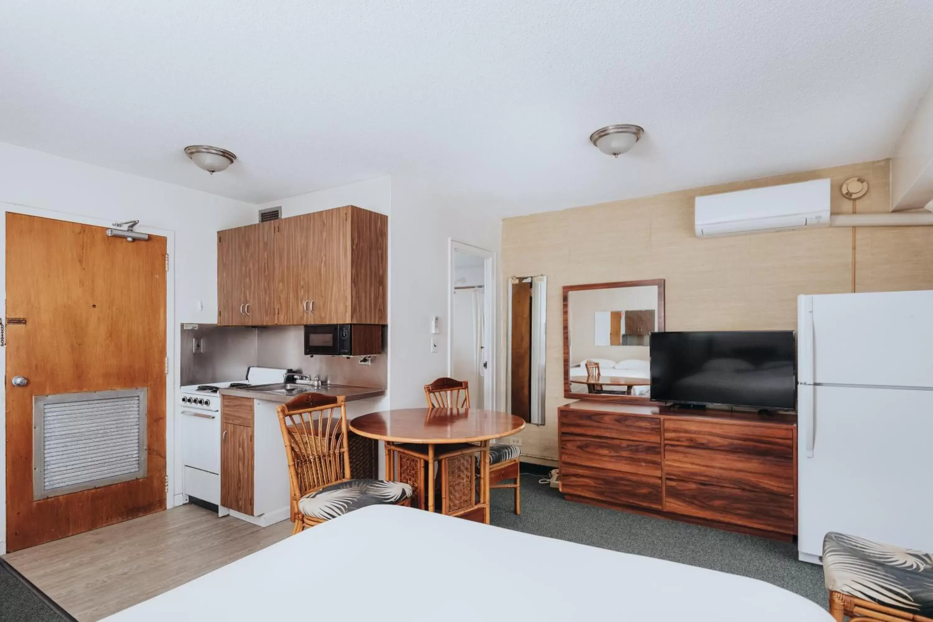 Bed, Kitchen/Kitchenette in Royal Grove Waikiki