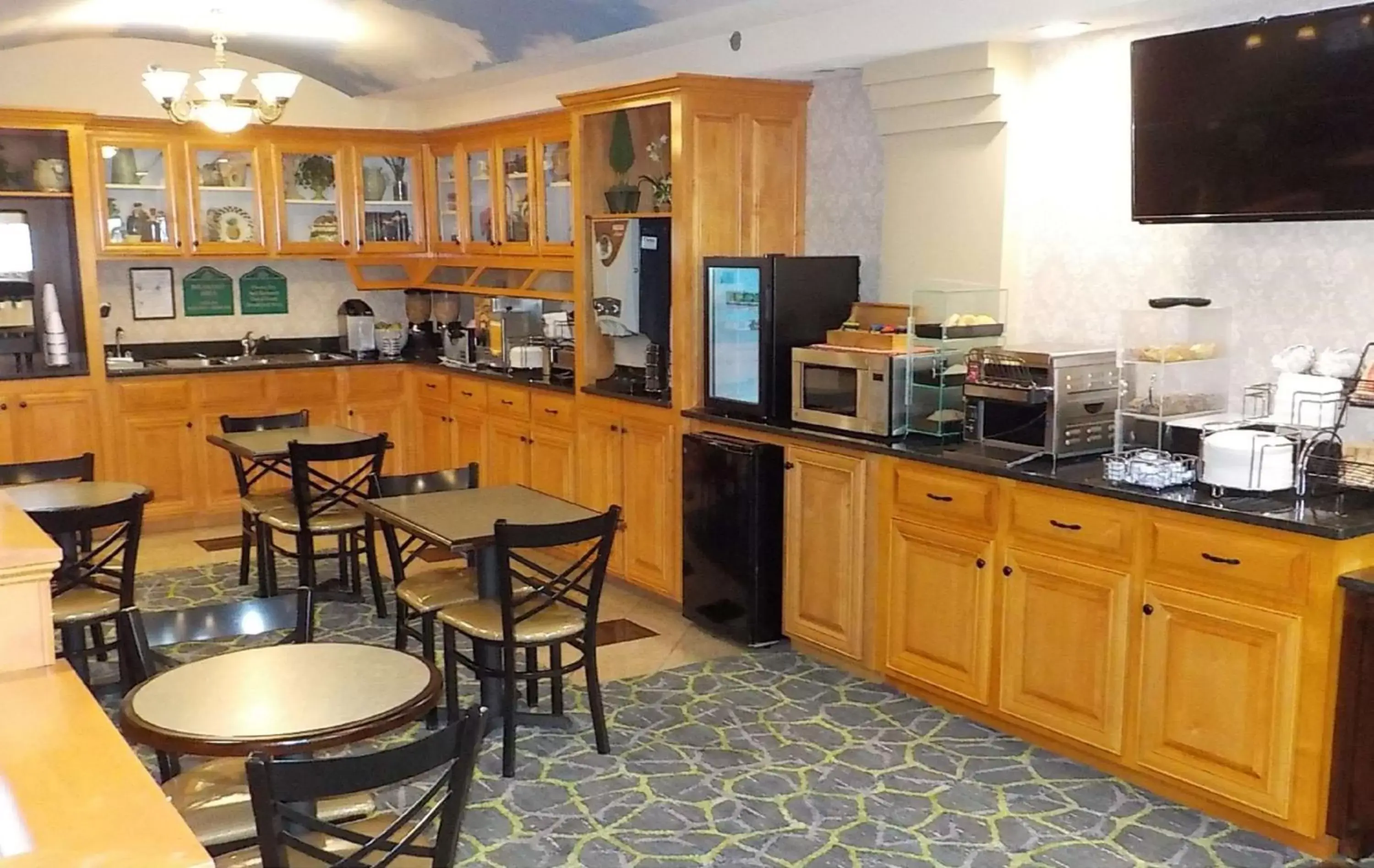 Restaurant/places to eat, Kitchen/Kitchenette in SureStay Plus Hotel by Best Western Warner Robins AFB