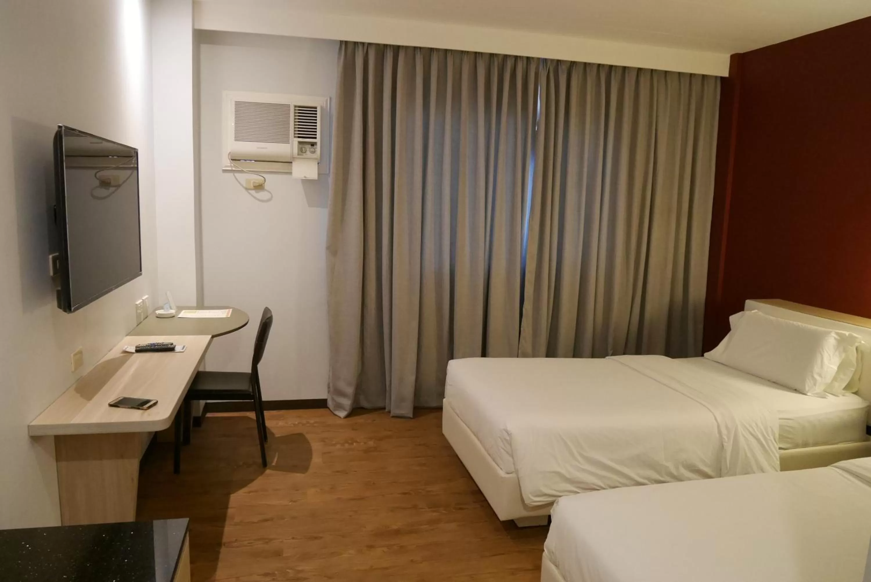 TV and multimedia, Bed in Circle Inn Hotel and Suites Bacolod