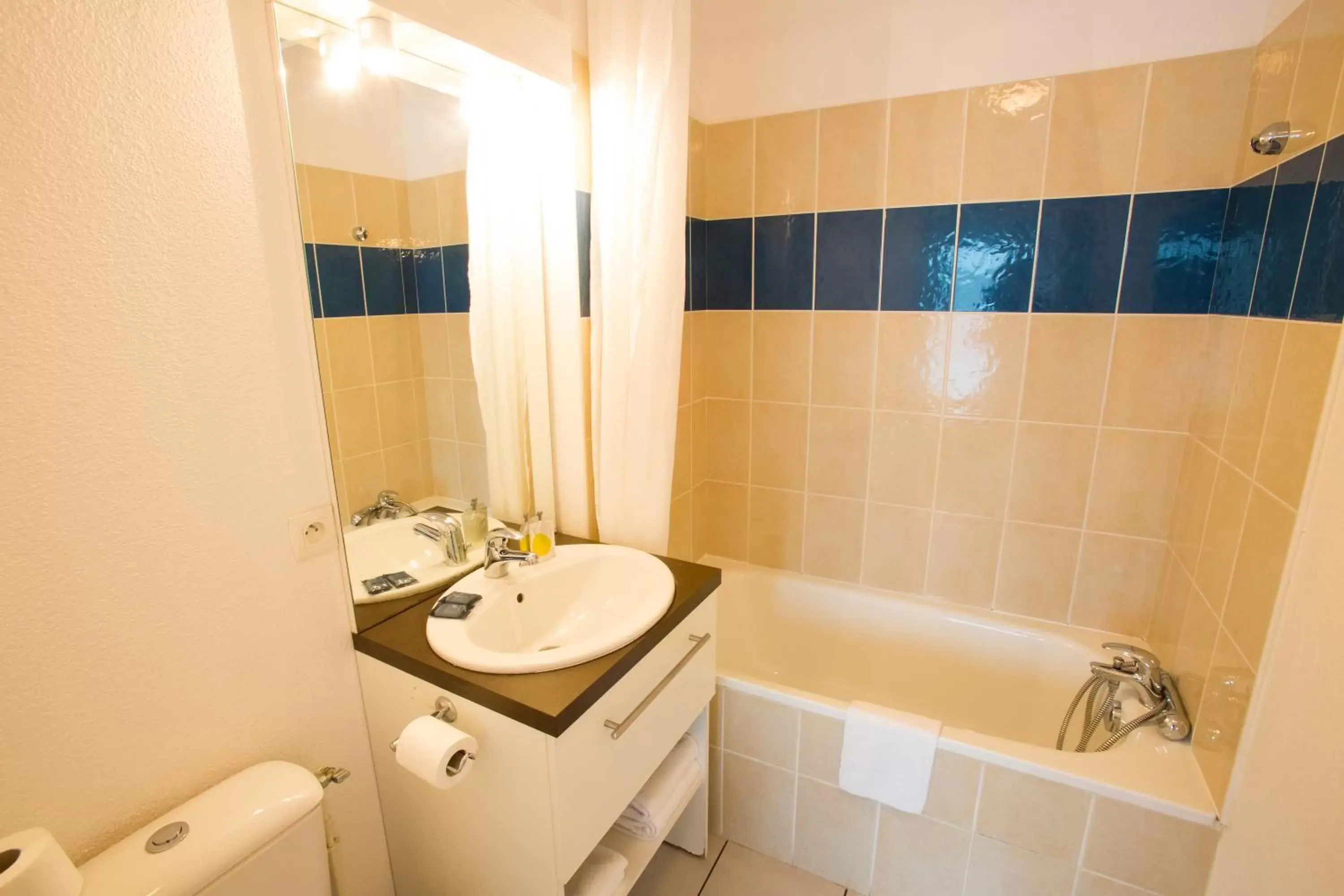Bathroom in All Suites La Teste – Bassin d’Arcachon