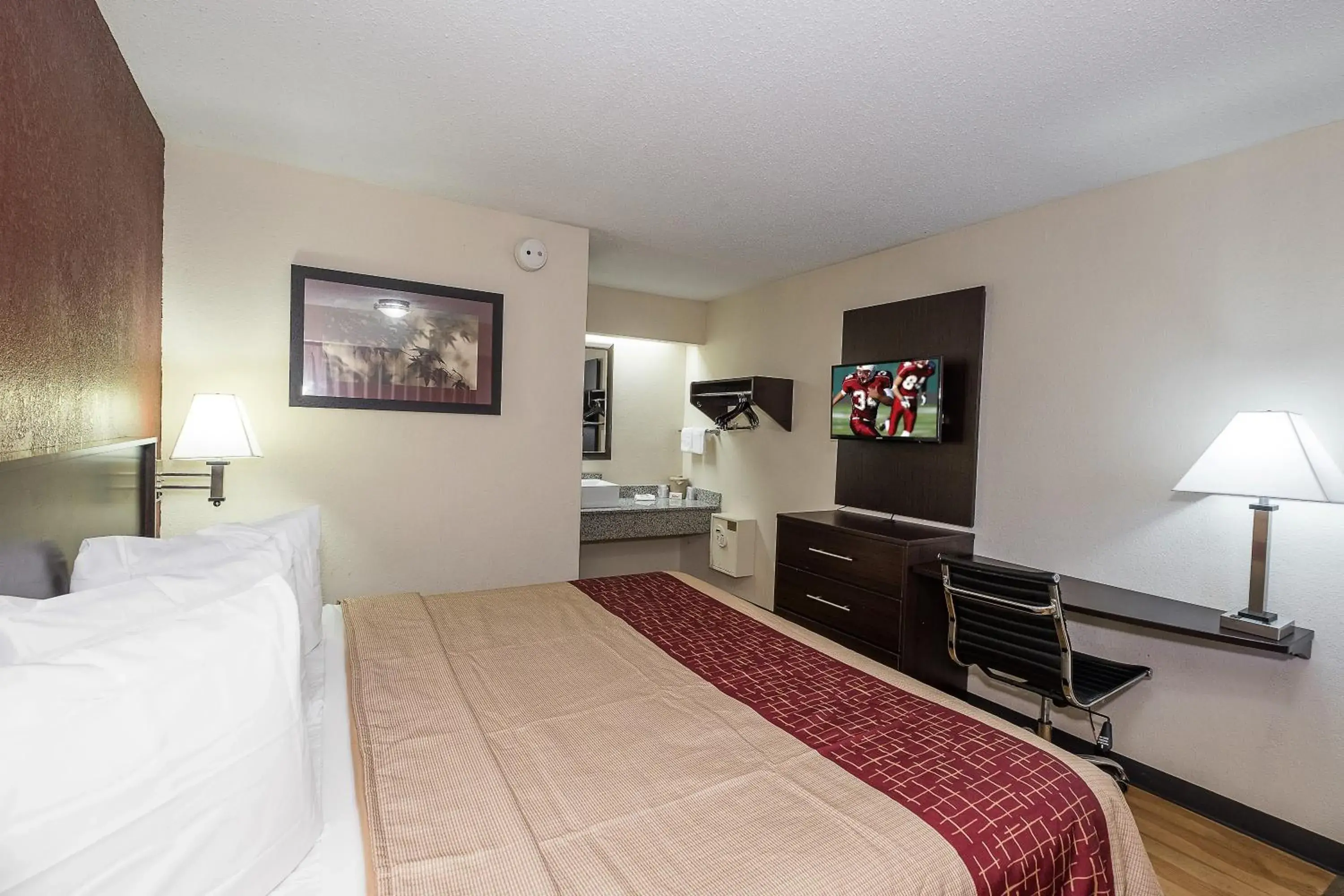 Photo of the whole room, Bed in Red Roof Inn Columbus East- Reynoldsburg Photo of the whole room, Bed in Red Roof Inn Columbus East- Reynoldsburg
