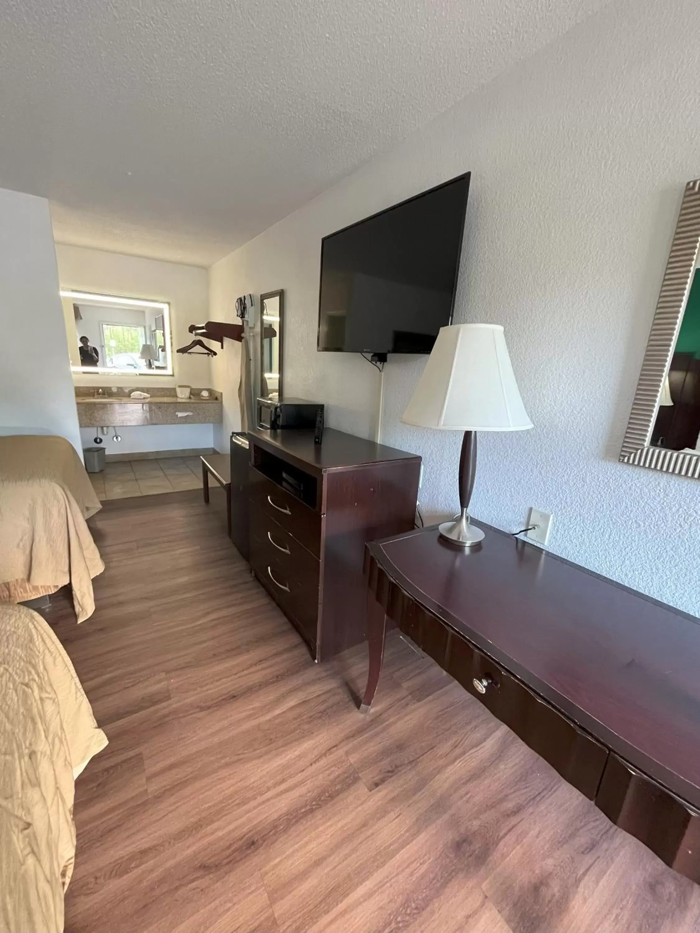 Bed, TV/Entertainment Center in Pinetree Inn