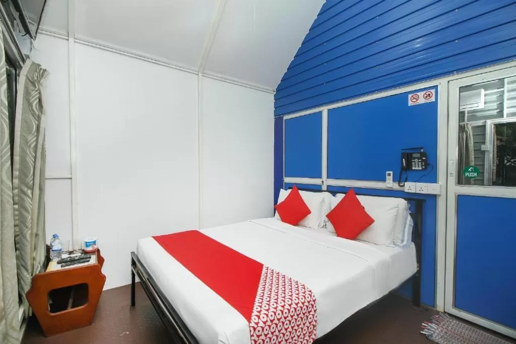 Bed in Airport A4 Transit Hub - Eco Chalets