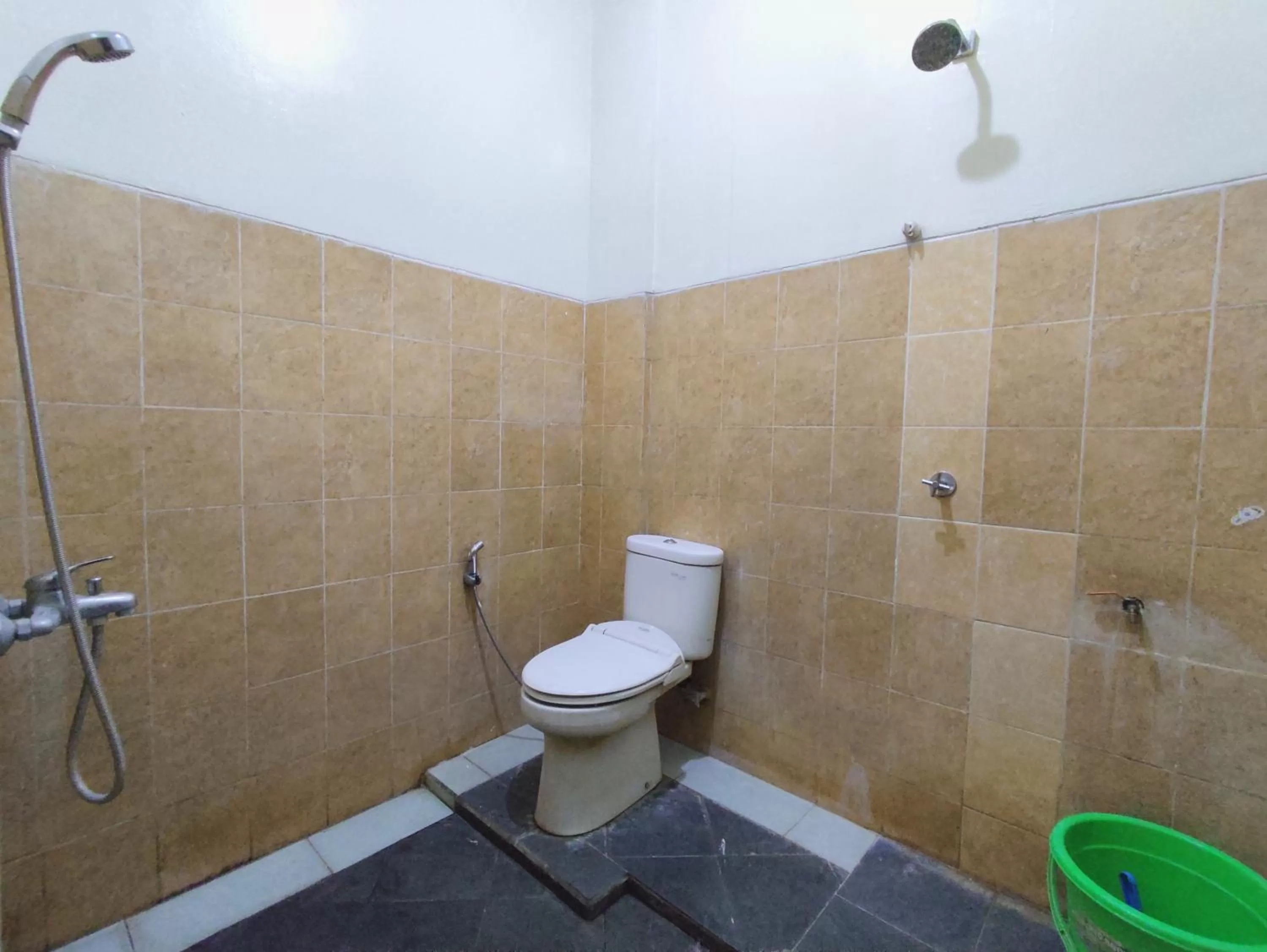 Bathroom in OYO 3862 Syariah Hotel Pandan Wangi