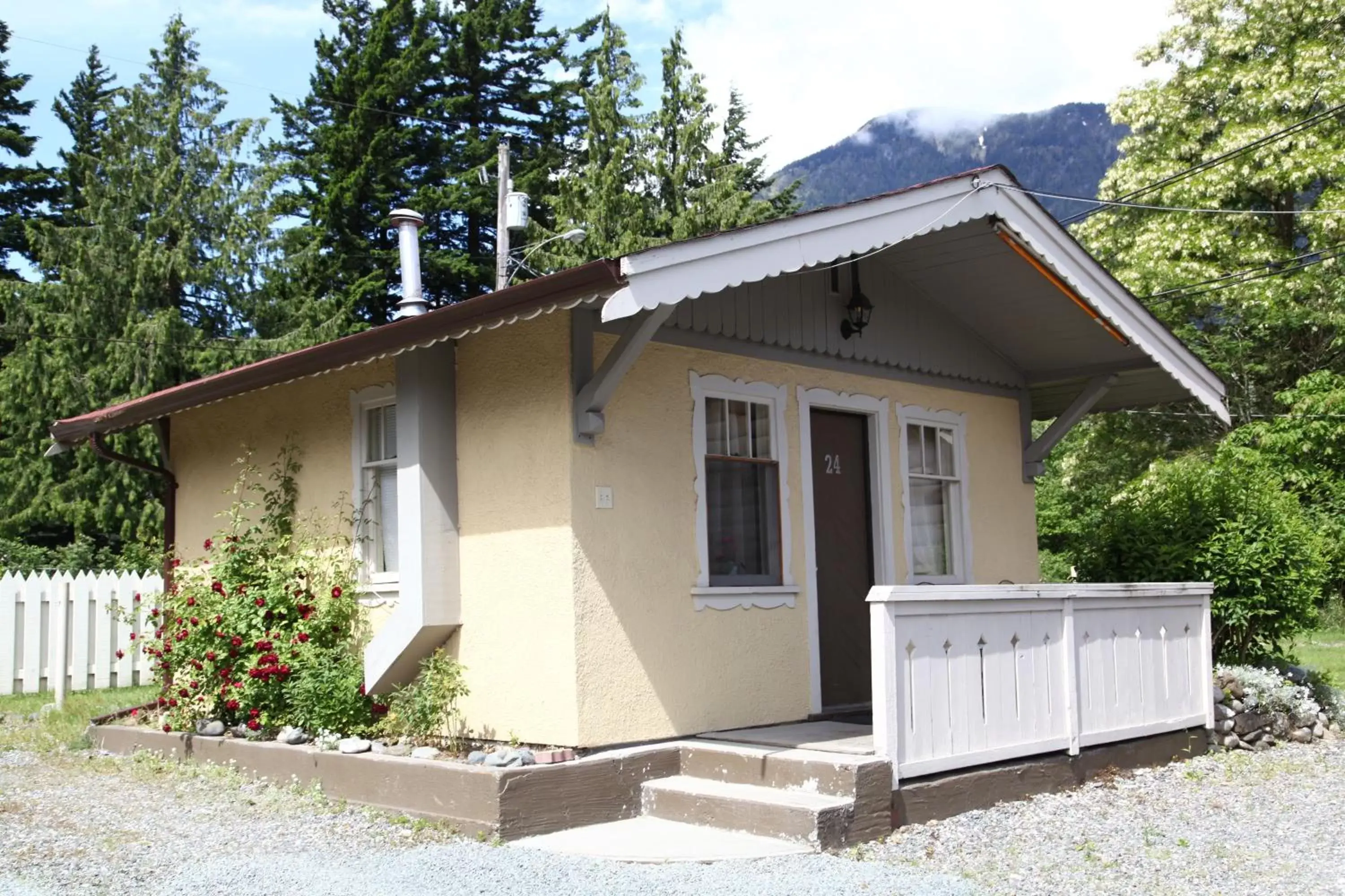 Property Building in Swiss Chalets Motel