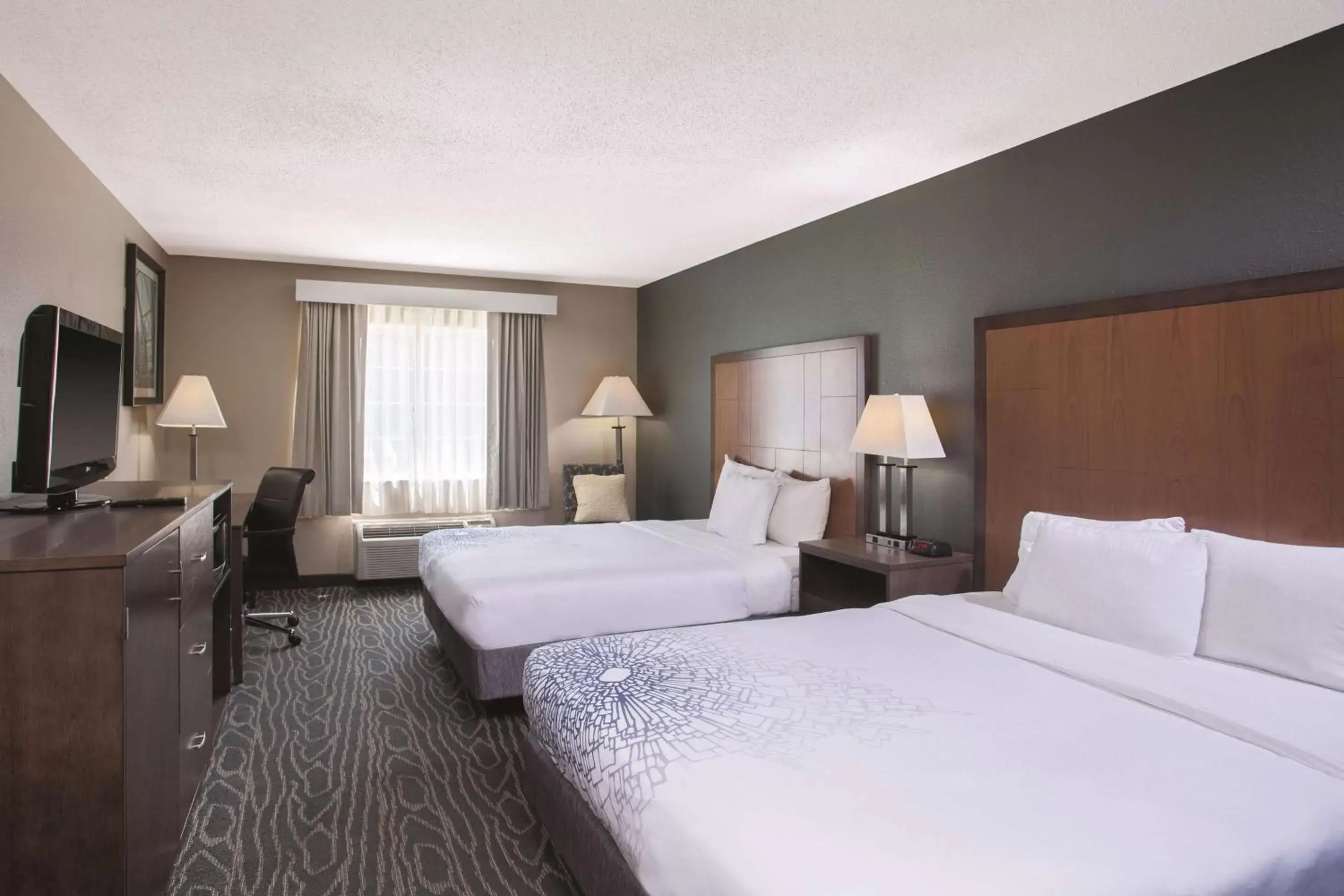 Photo of the whole room, Bed in La Quinta Inn by Wyndham Richmond South