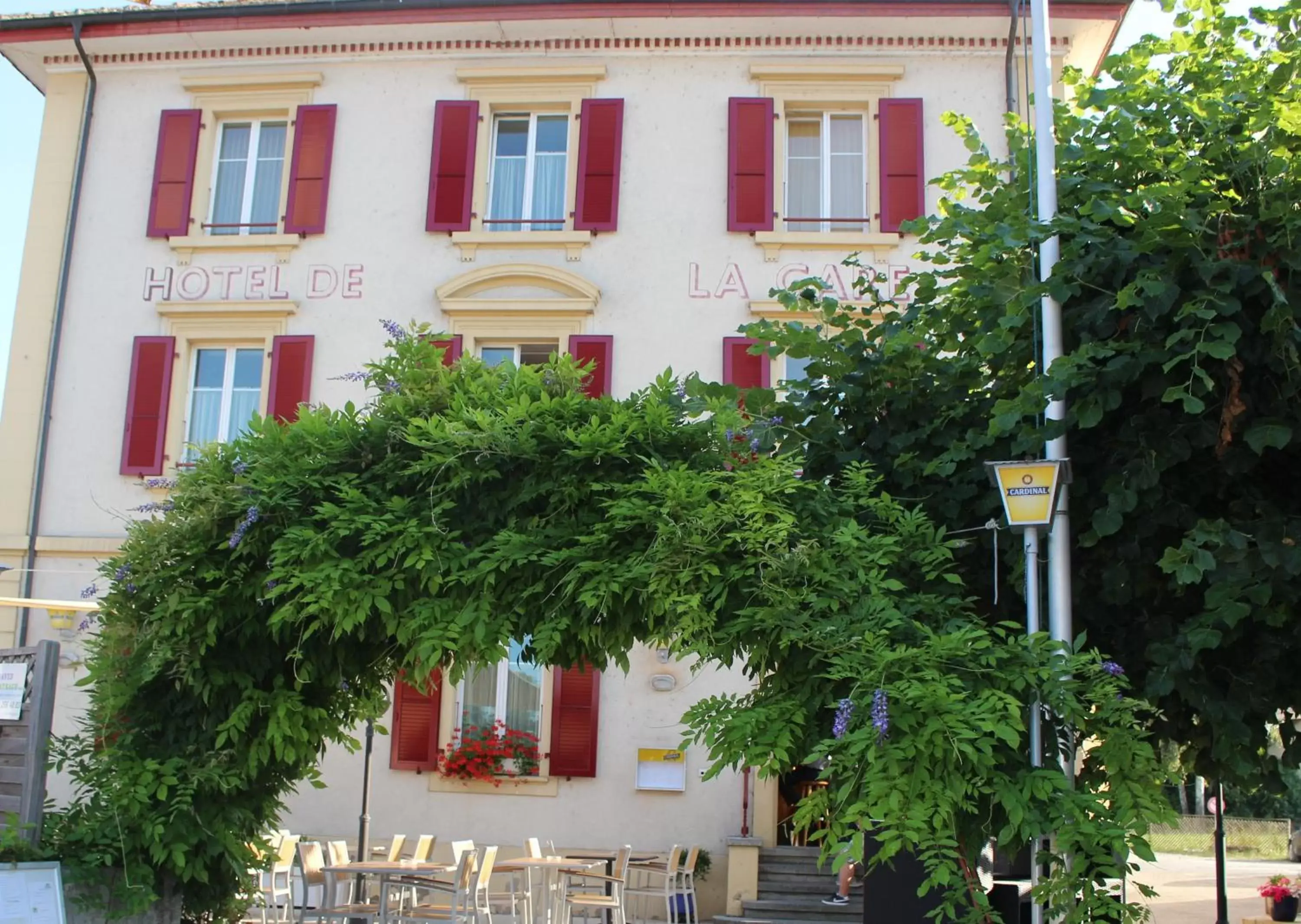 Facade/entrance, Property Building in Hôtel de la Gare