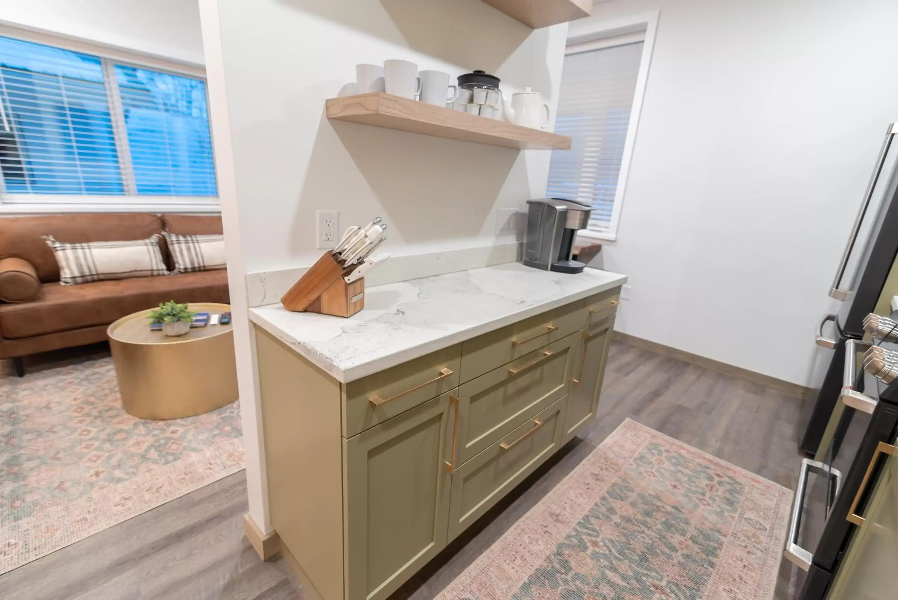 Coffee/tea facilities, Kitchen/Kitchenette in Colony Suites