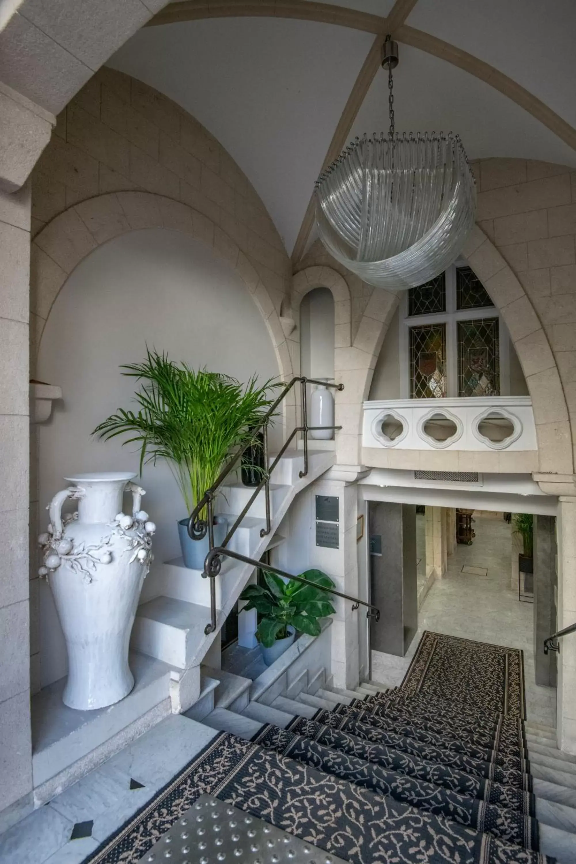 Facade/entrance in GOLDEN TULIP CANNES HOTEL de PARIS