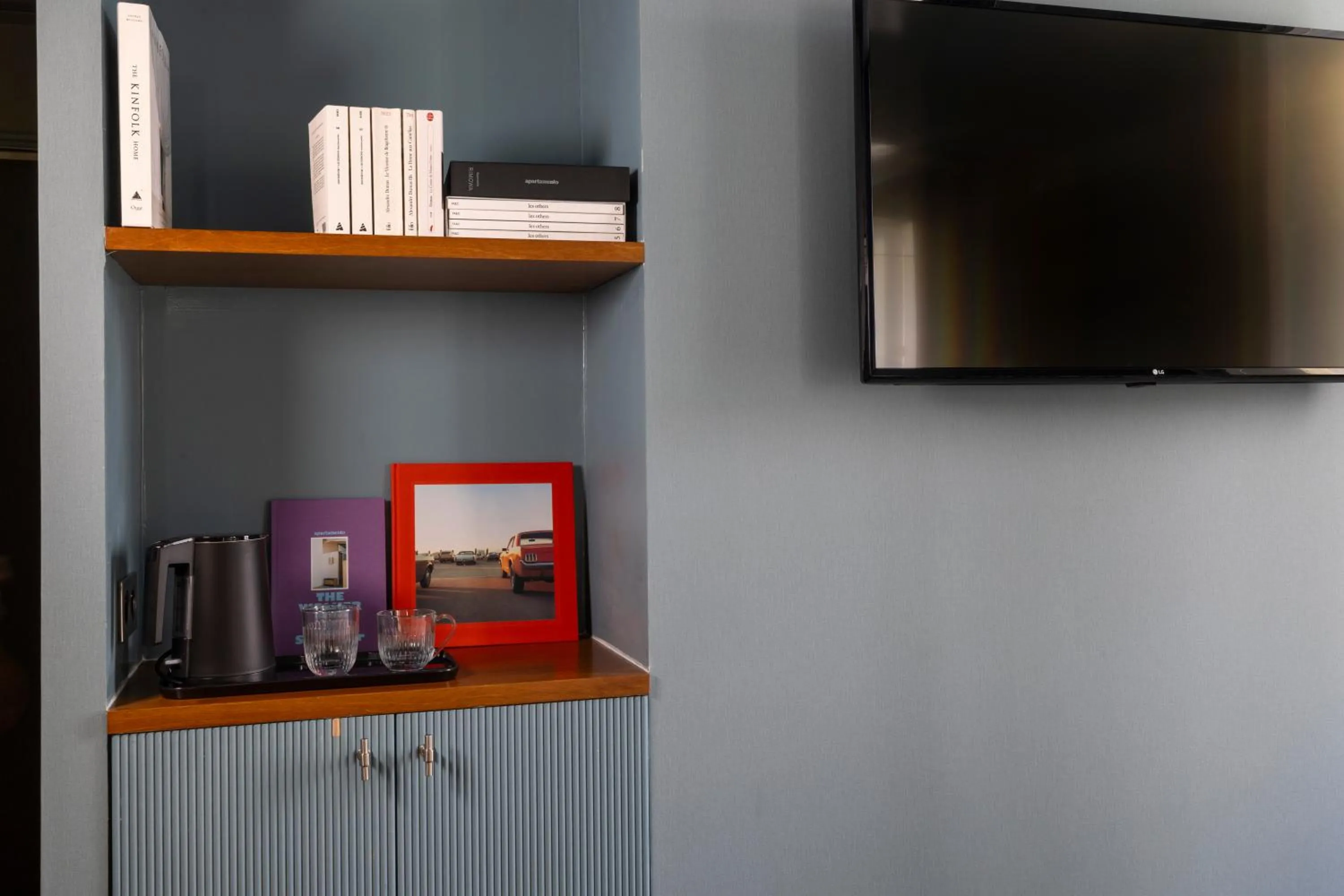 Coffee/tea facilities, TV/Entertainment Center in Hôtel du Home Moderne