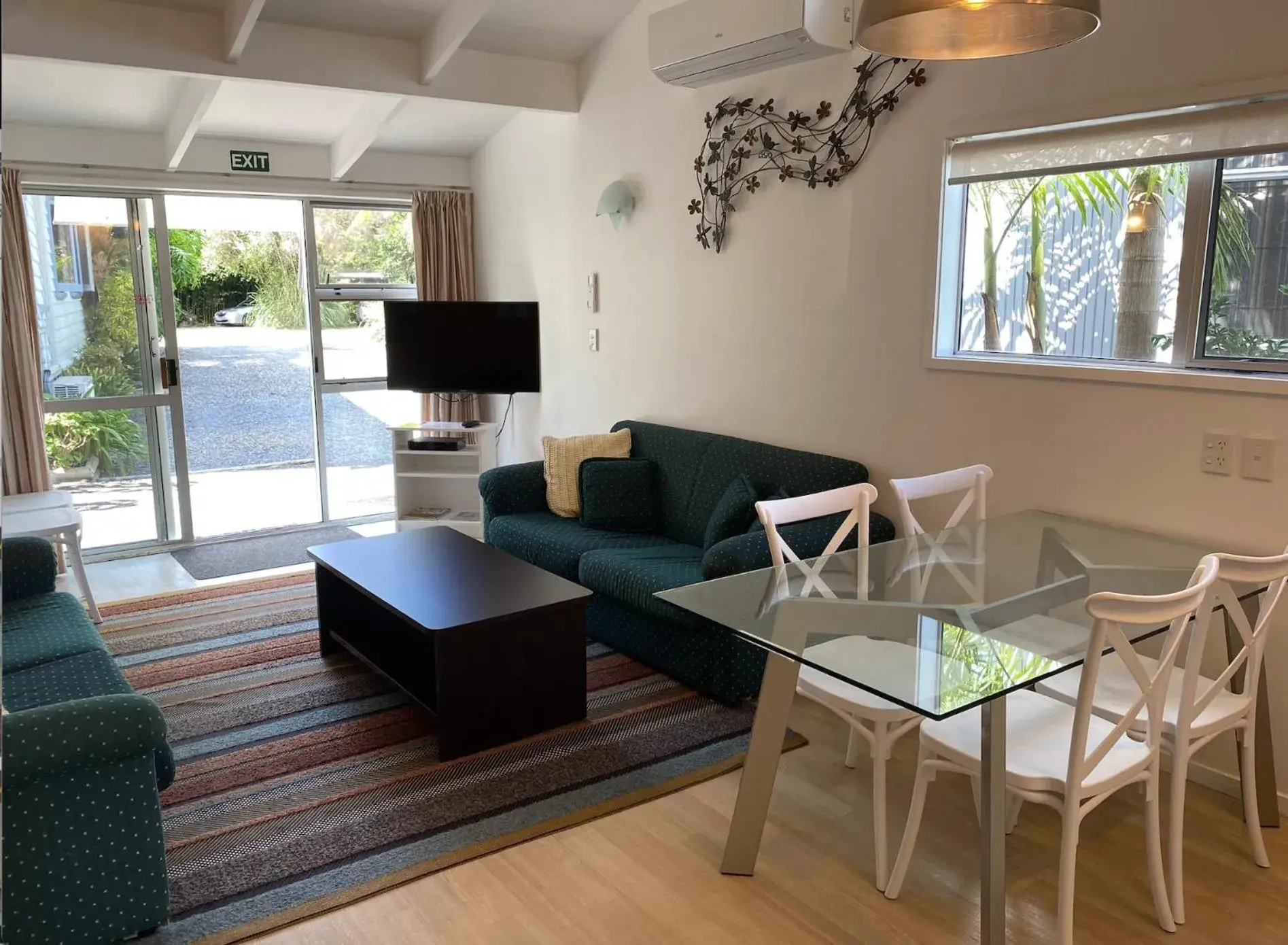 Seating Area in Colonial House Motel