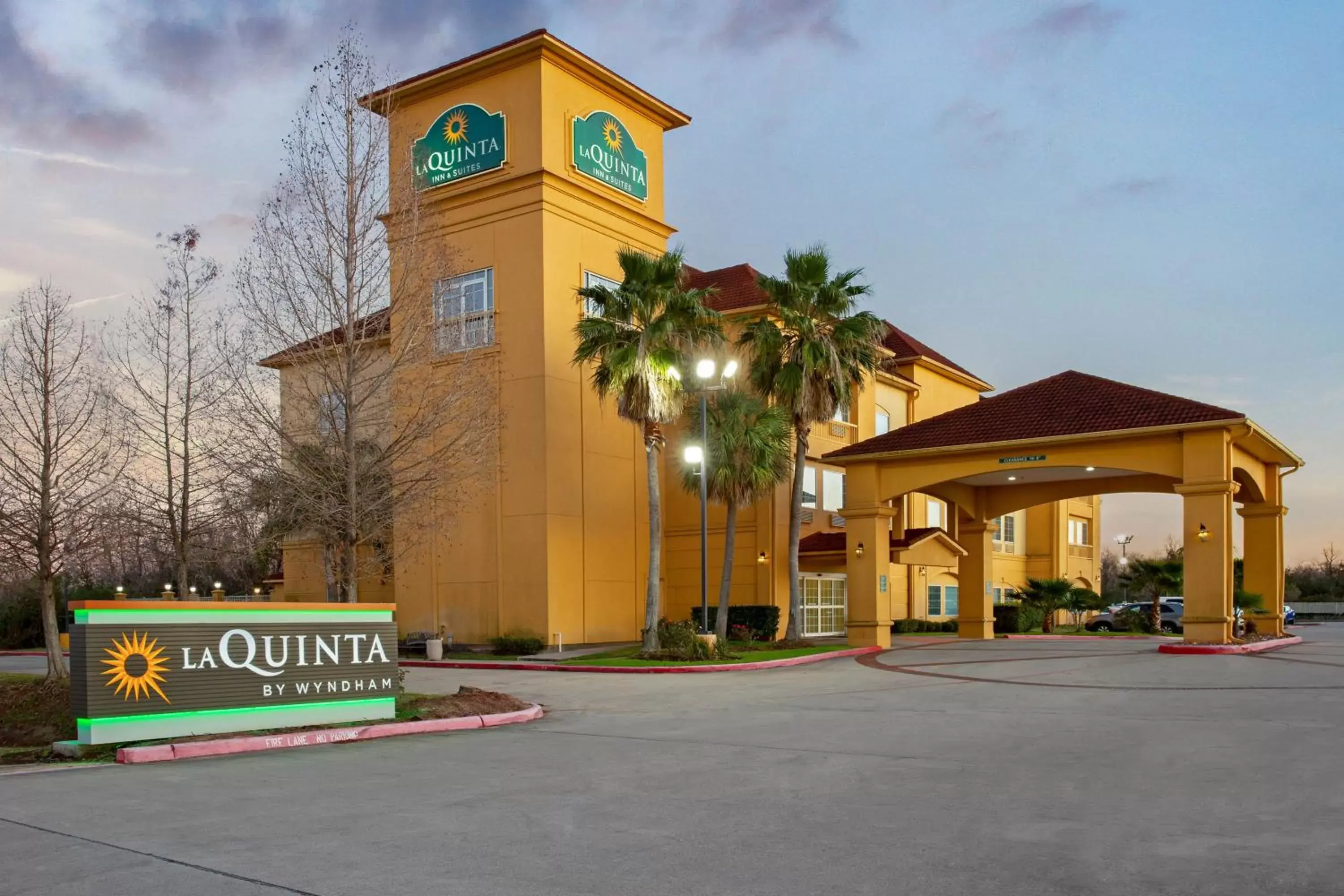 Property building, Property Logo/Sign in La Quinta by Wyndham Pearland