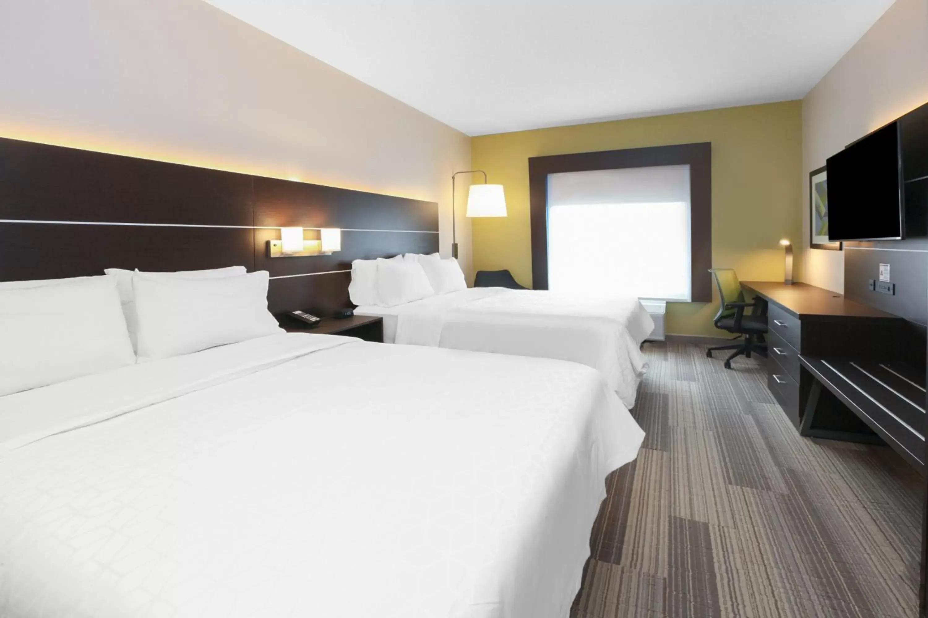 Photo of the whole room, Bed in Holiday Inn Express Hotel & Suites Woodhaven, an IHG Hotel