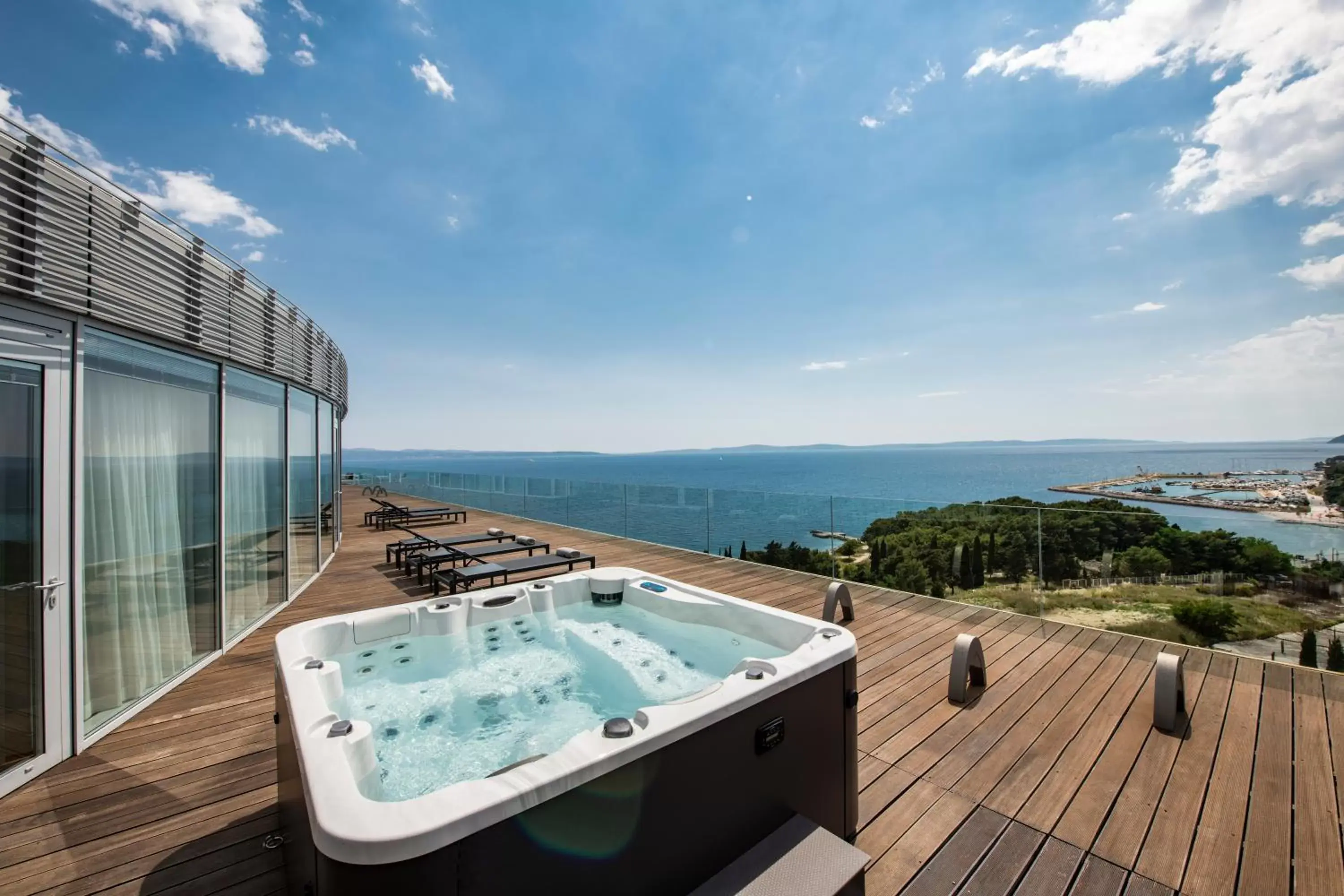 Hot Tub in Radisson Blu Resort & Spa