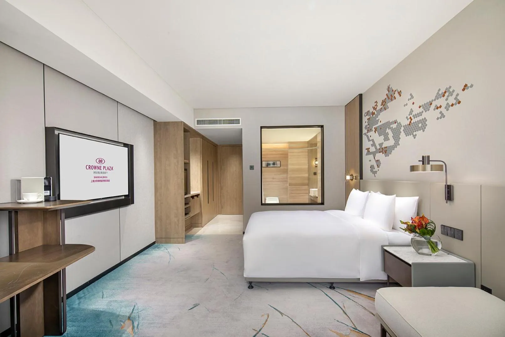 Photo of the whole room, Bed in Crowne Plaza Shanghai Jinxiu by IHG