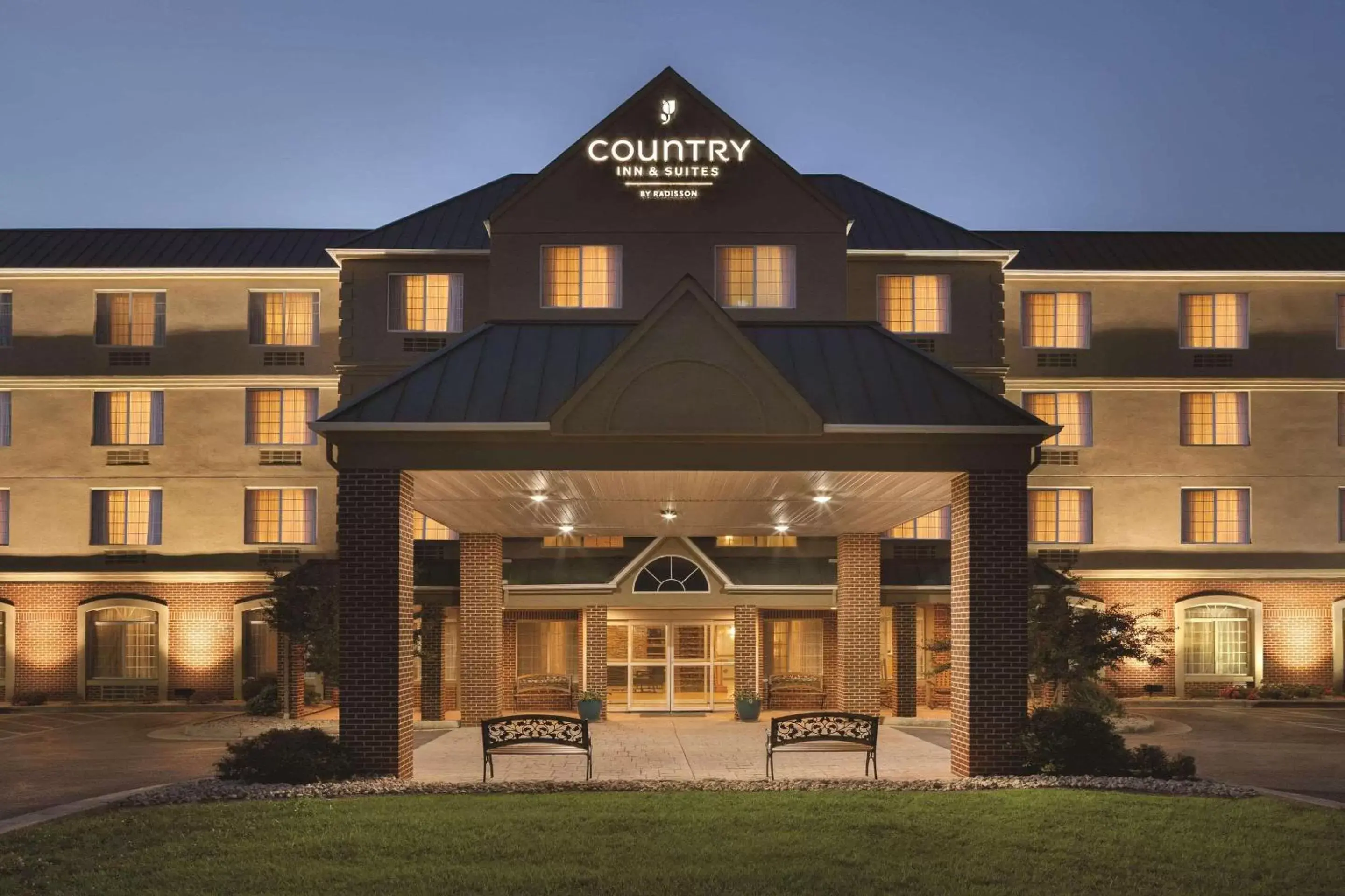 Property Building in Country Inn & Suites by Radisson, Lexington, VA