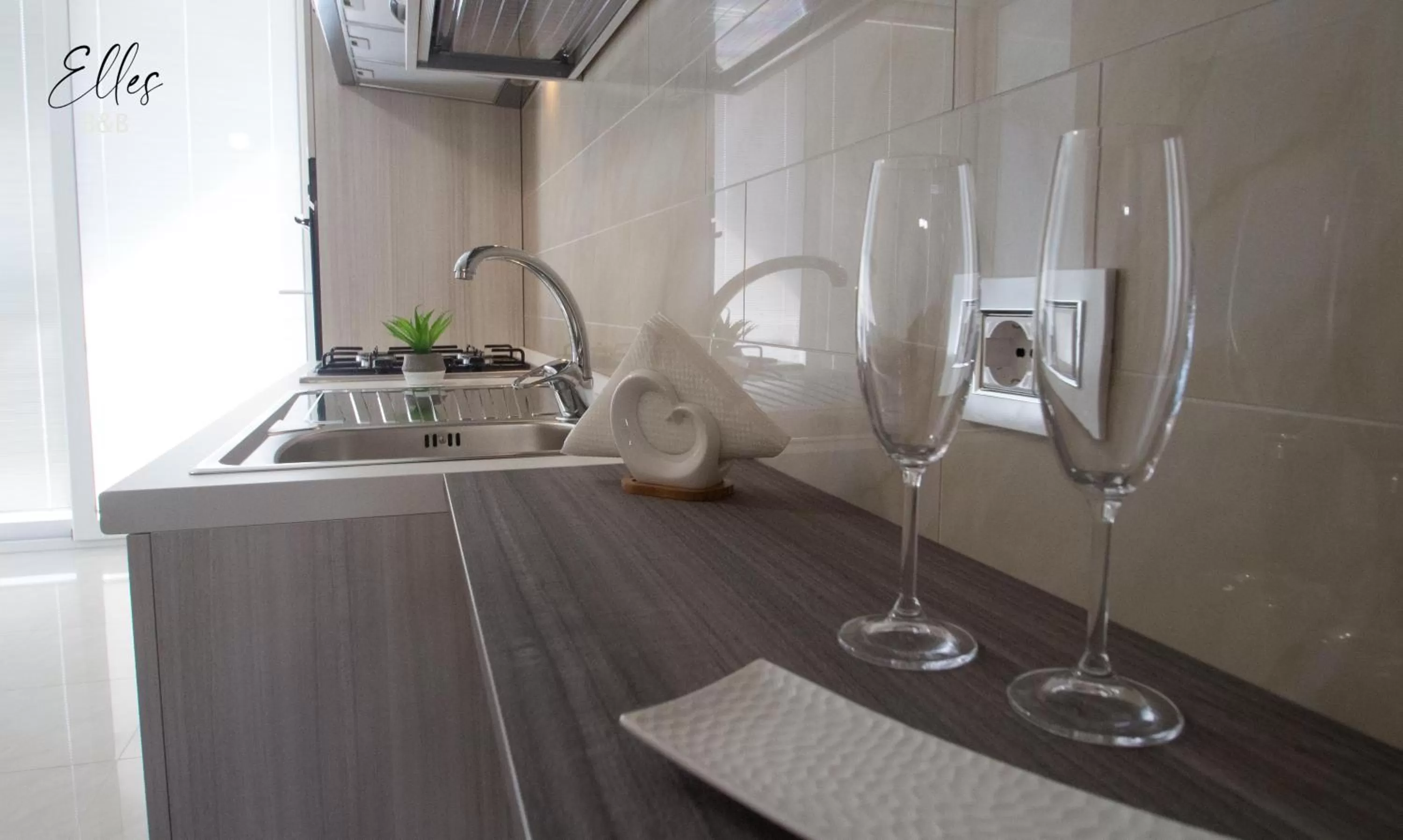 Kitchen or kitchenette in B&B Elles con parcheggio interno