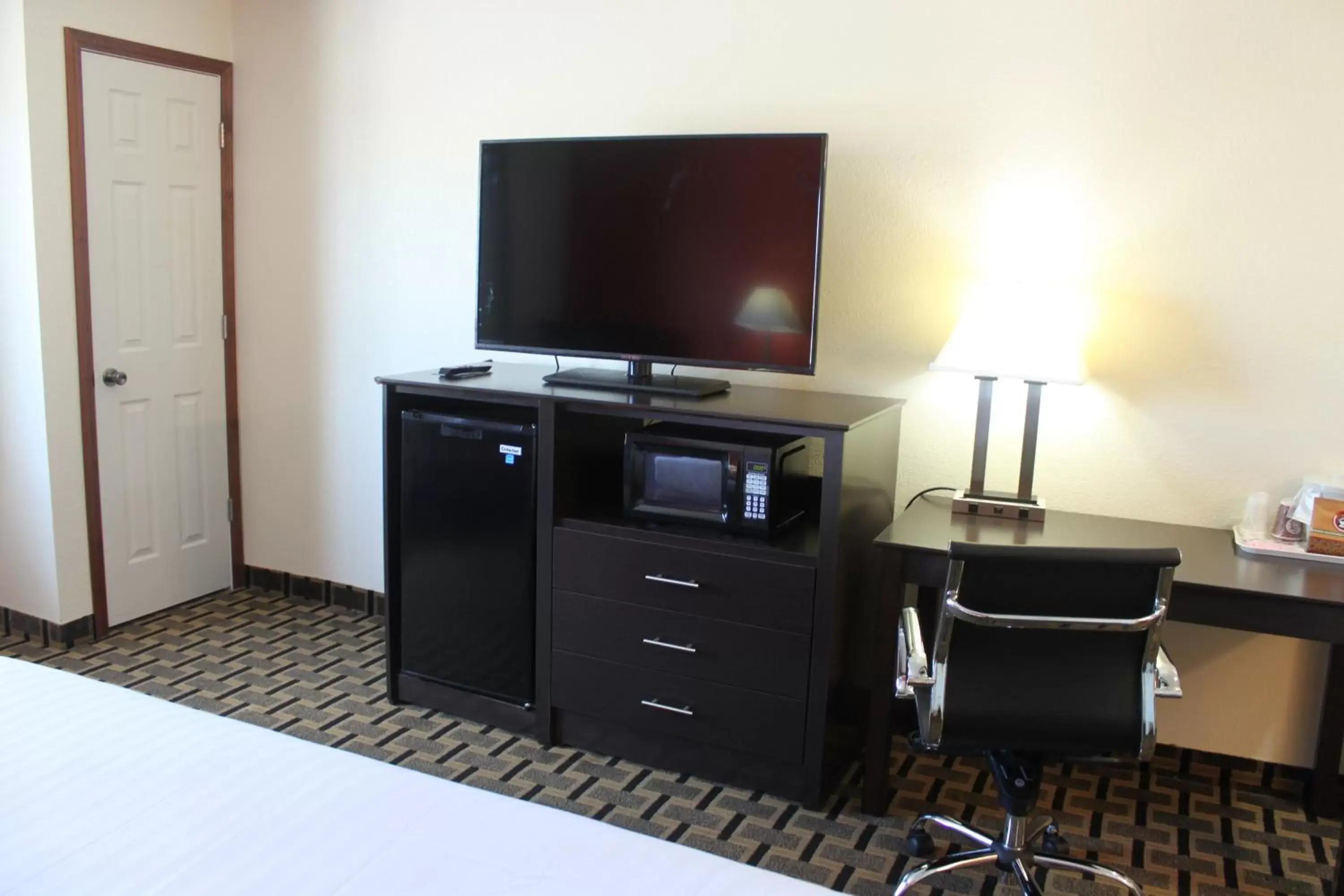 Living room, TV/Entertainment Center in AmericInn by Wyndham West Burlington