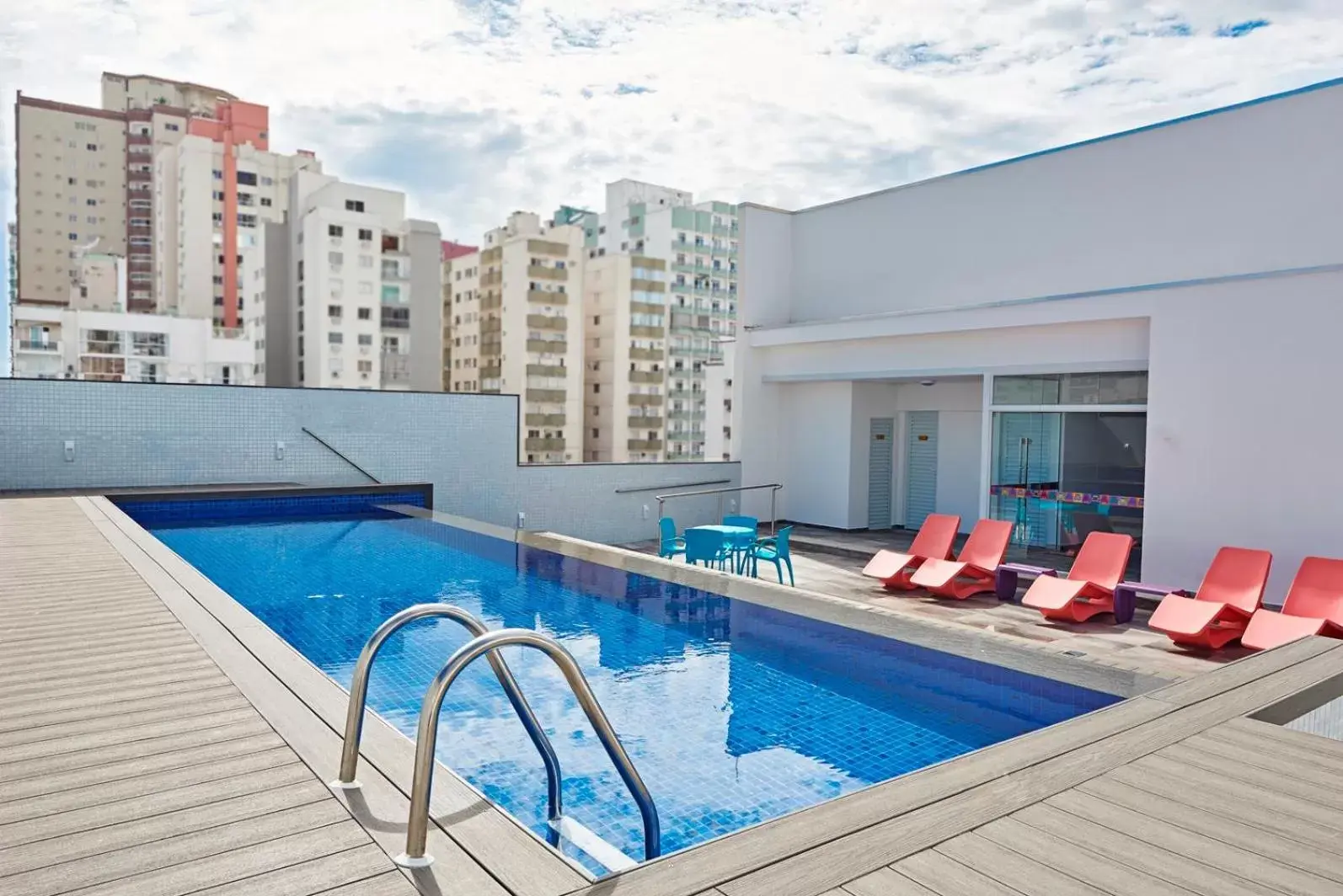 Swimming pool in Ibis Styles Balneário Camboriú - 1 Quadra do Mar Swimming pool in Ibis Styles Balneário Camboriú - 1 Quadra do Mar
