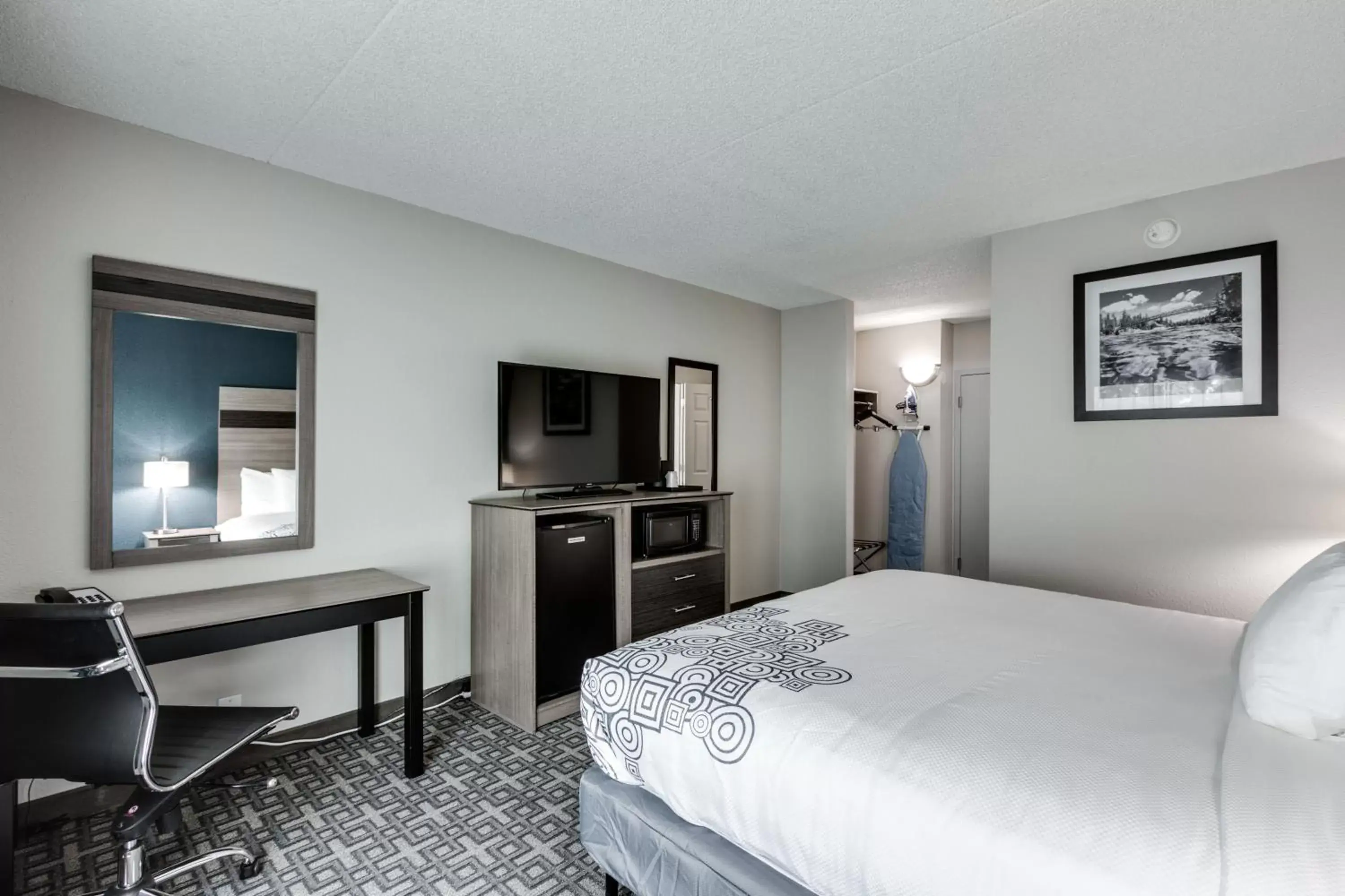 Photo of the whole room, Bed in Days Inn & Suites by Wyndham Spokane